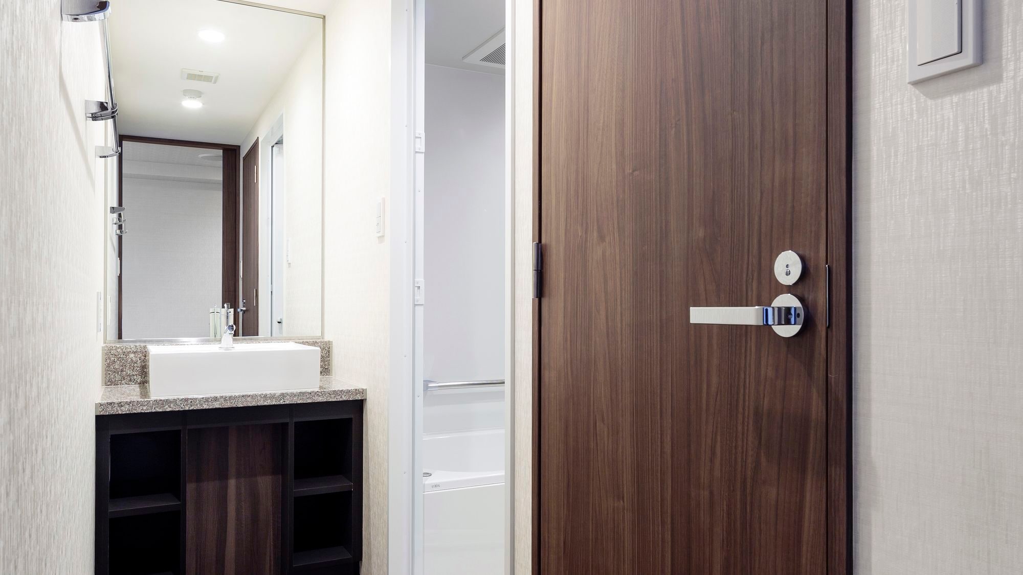 Superior Twin Room (separate bath, toilet and sink)