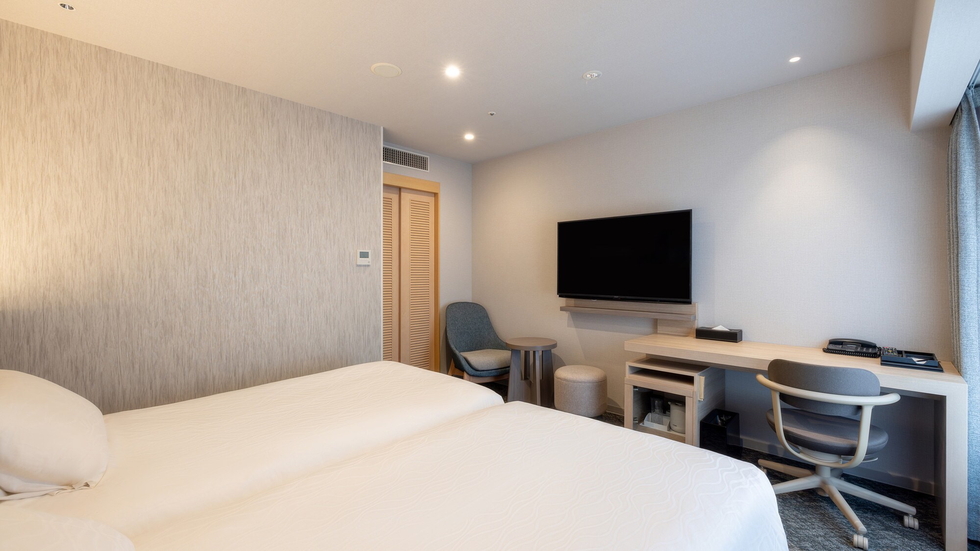 緊湊的好萊塢式床對於兒童來說很安全。