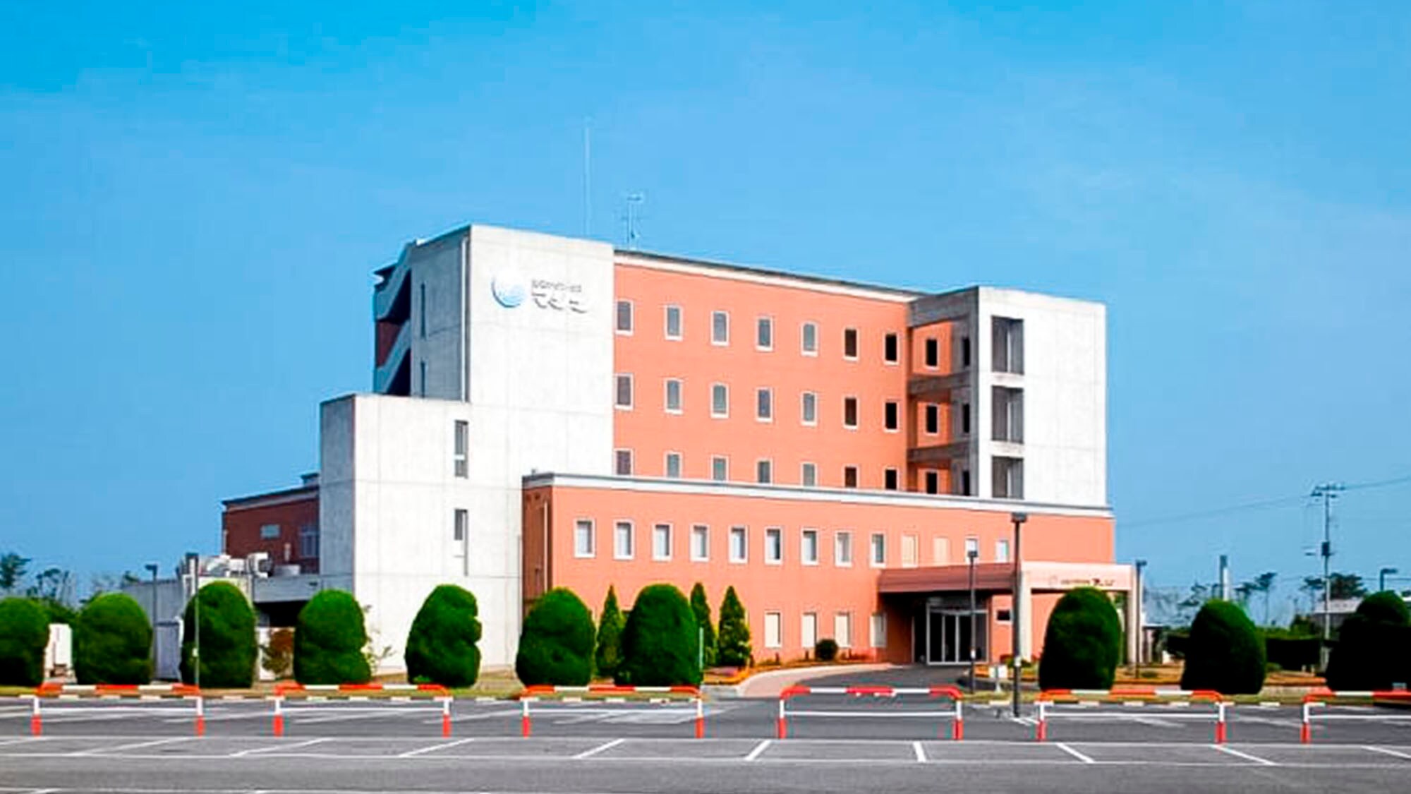・Main building exterior/Great location, just 3 minutes walk from the sea