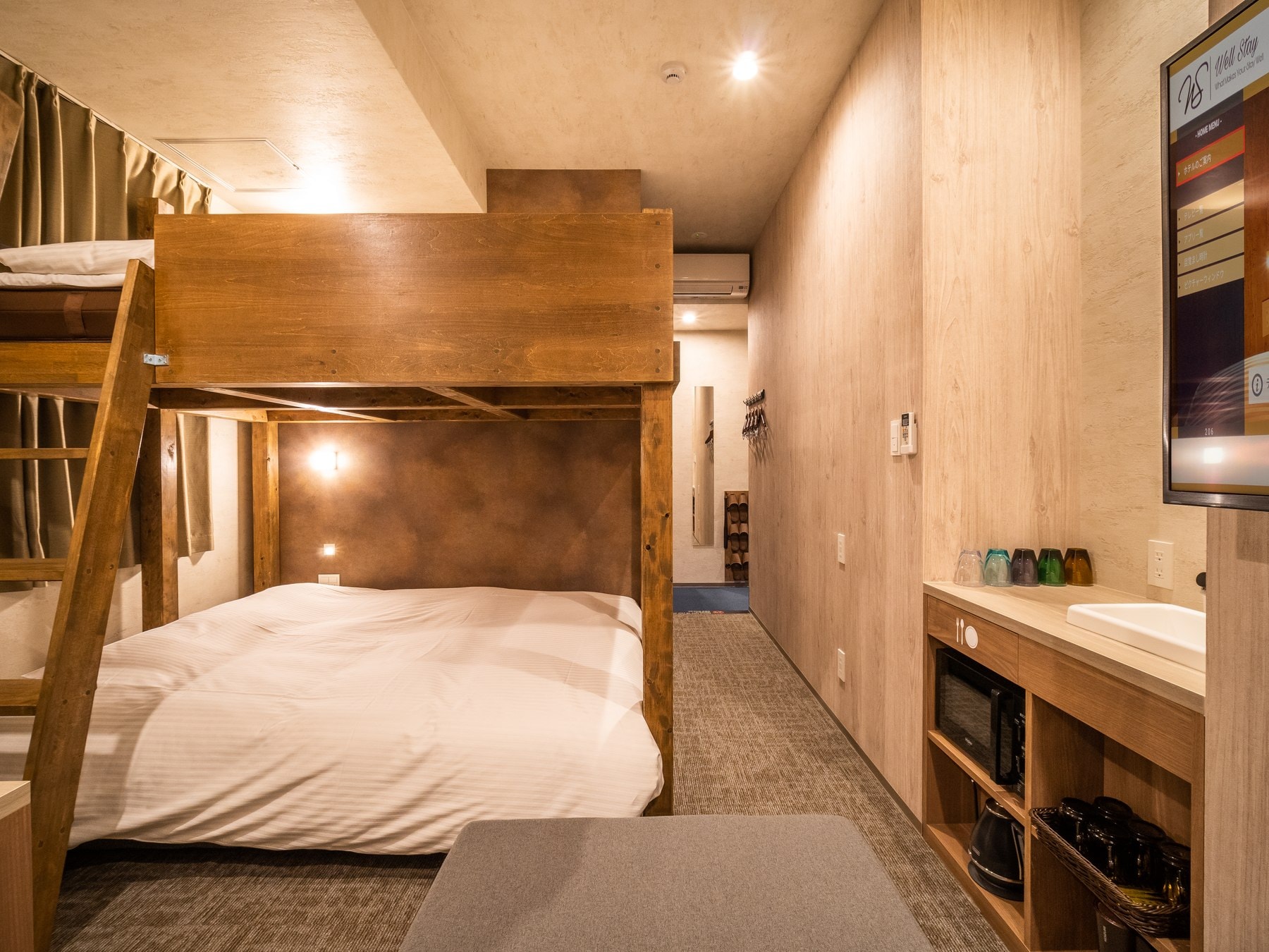 Room for 5 people (double * 2, sofa * 1)