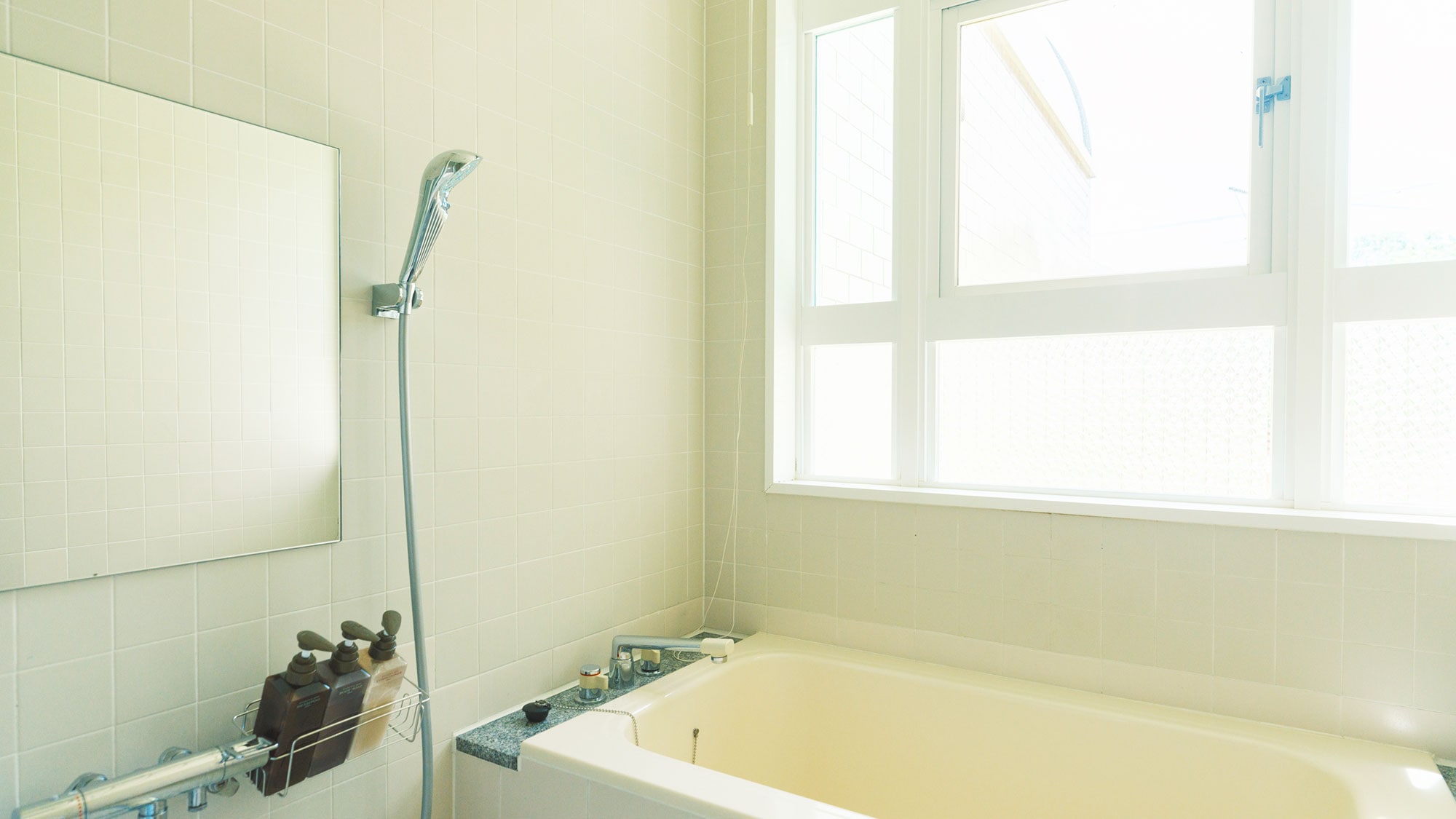 [Có chó・Phòng 3 (53m²)] Ánh sáng rực rỡ tràn vào qua cửa sổ lớn bao phủ toàn bộ bức tường phòng tắm.