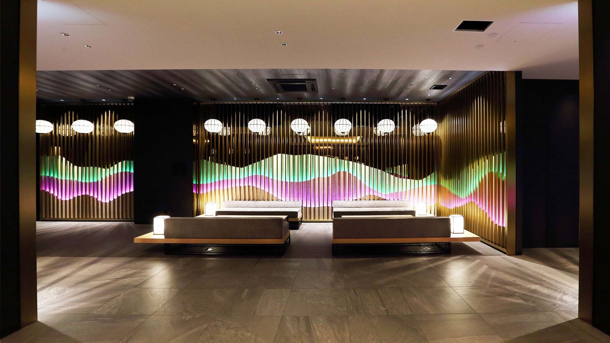 [Hotel Lobby] The lighting on the wall changes color depending on the season, creating the four seasons.