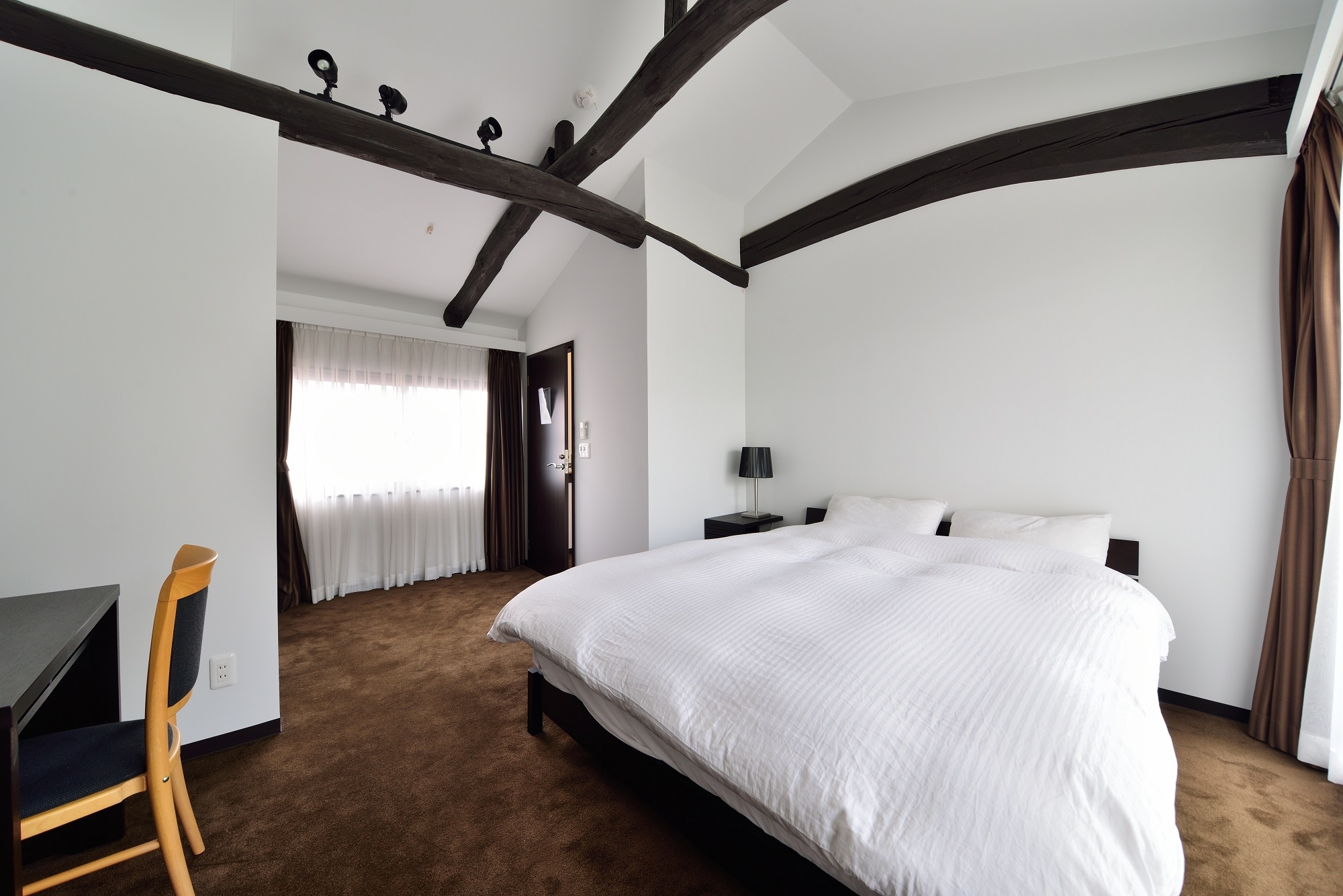 Queen room