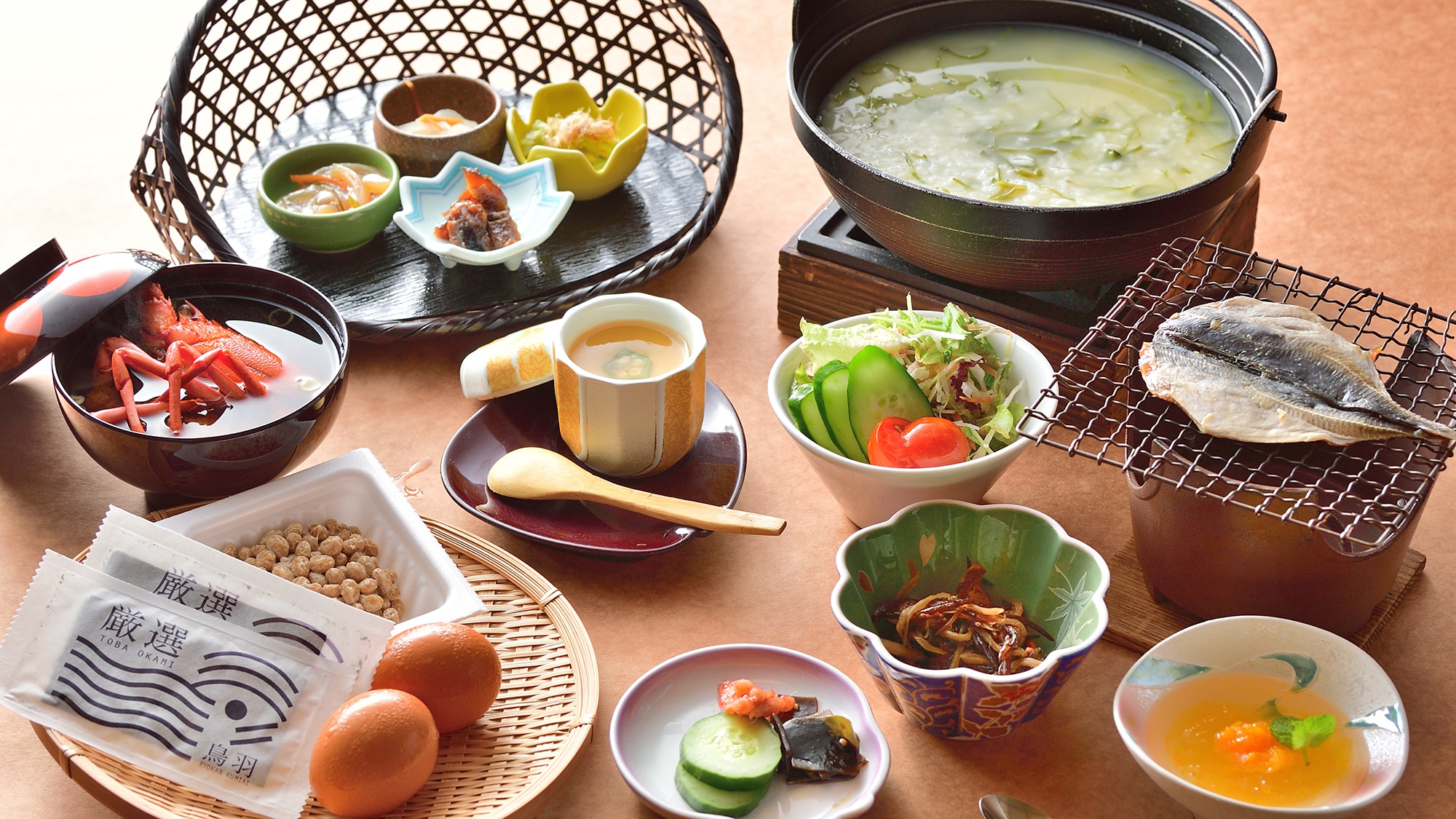 [Breakfast] A wholesome menu to help you wake up in the morning, including "Mekabu rice porridge" and a small bowl of vegetables from the restaurant's own garden.