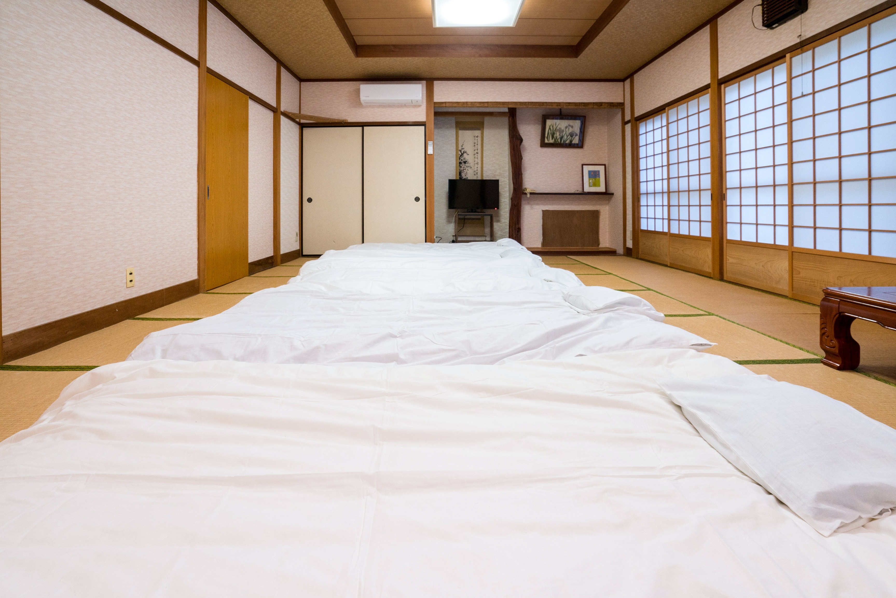 Japanese-style room for five people (shared bathroom and toilet)