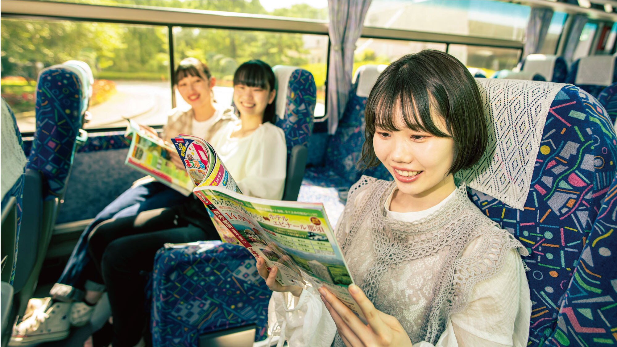 Planning the trip on the bus♪ Excited about the day that is about to begin☆