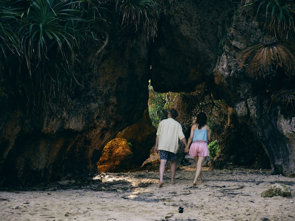 [Senami Beach] 3 minutes walk. There is a cave made of Ryukyu limestone.
