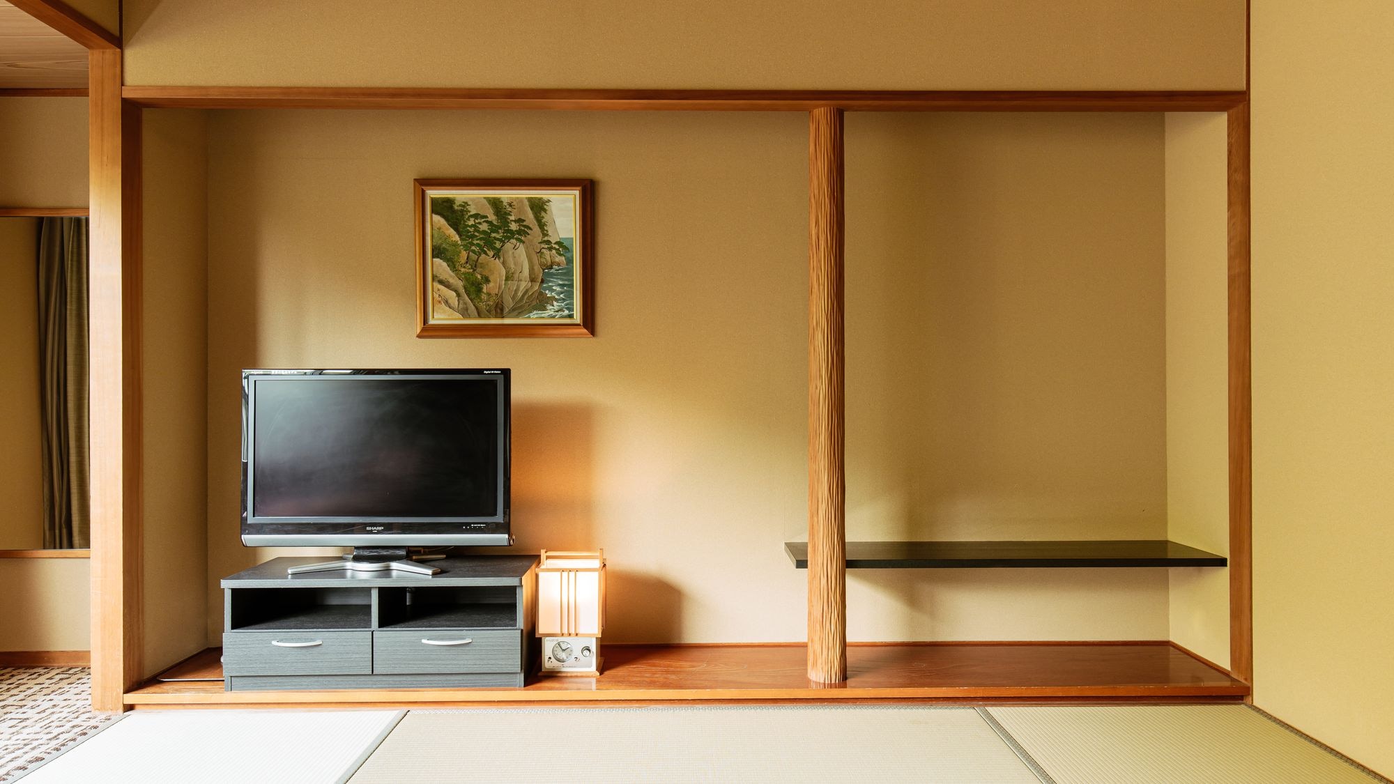 [10 tatami Japanese-style room] A Japanese-style room with a calm atmosphere