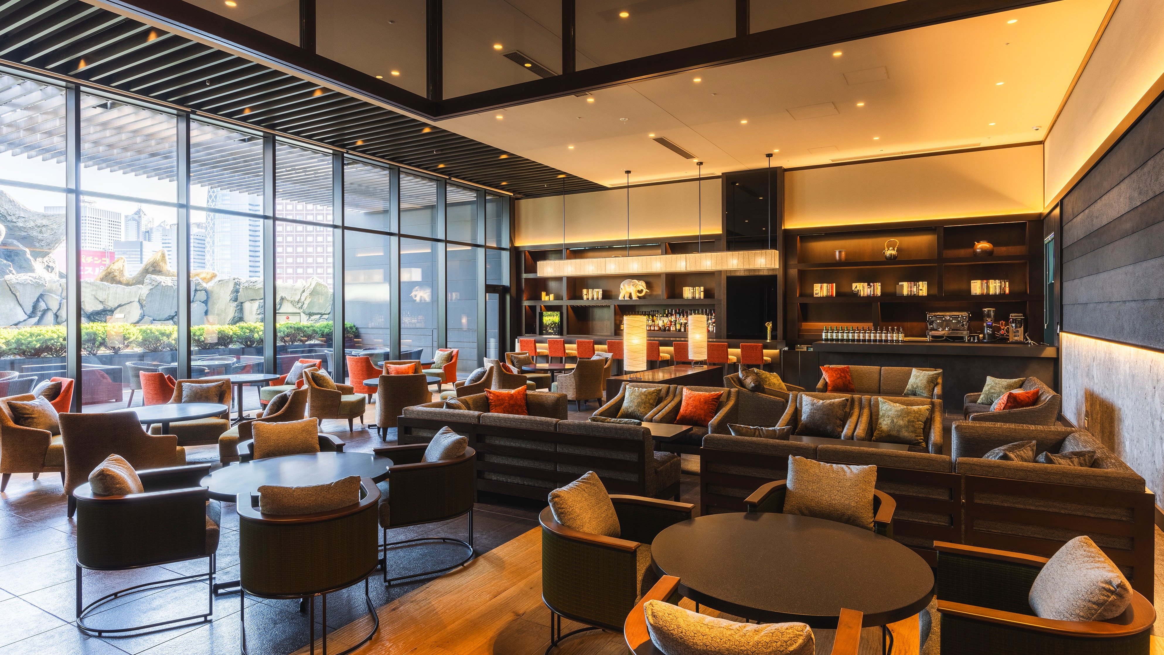[8th floor lounge] Open atmosphere with sunlight streaming in during the day