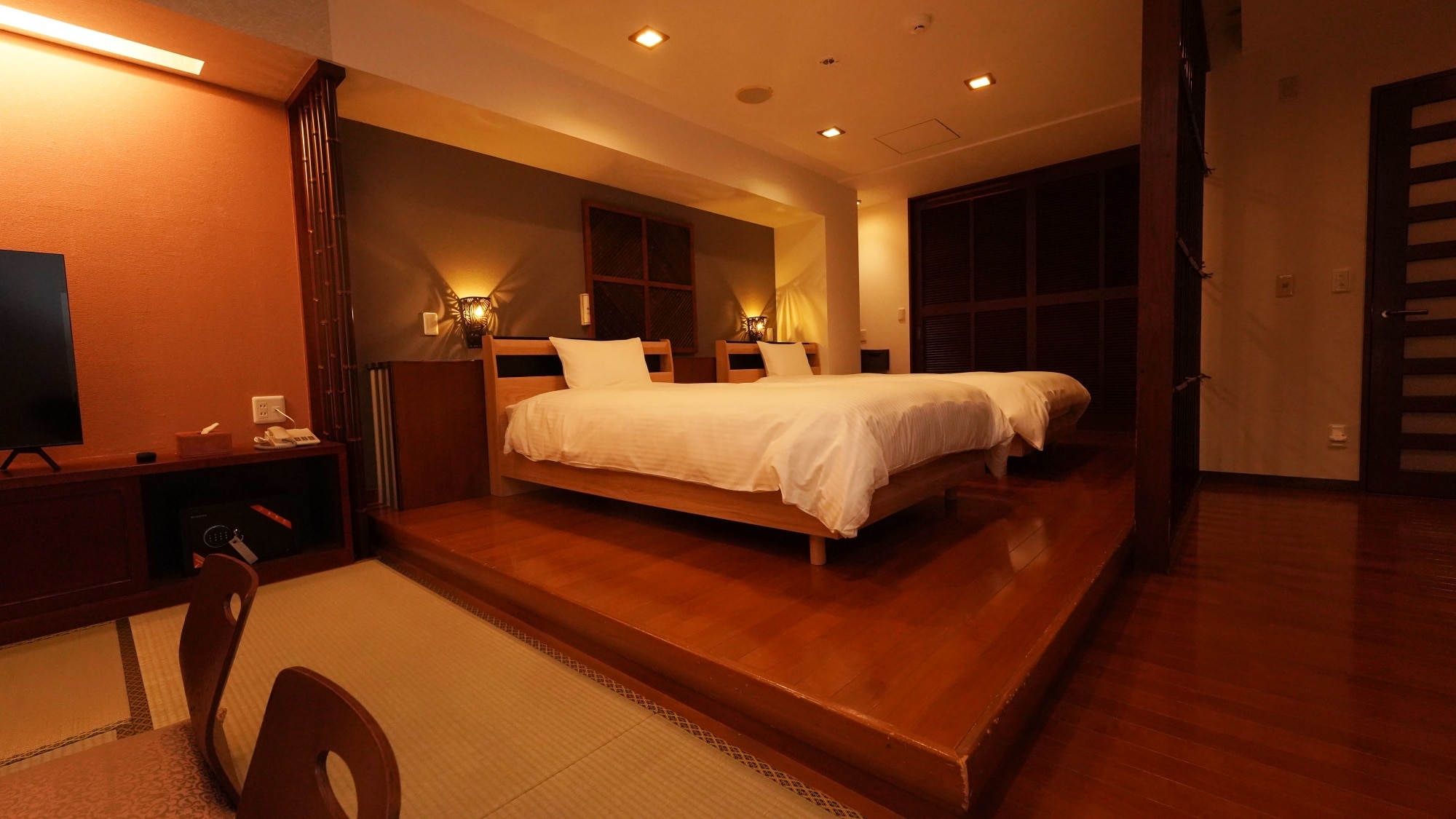 Special room: Japanese-Western room (8 tatami mats) + Western-style room (14 square meters) (with open-air bath)