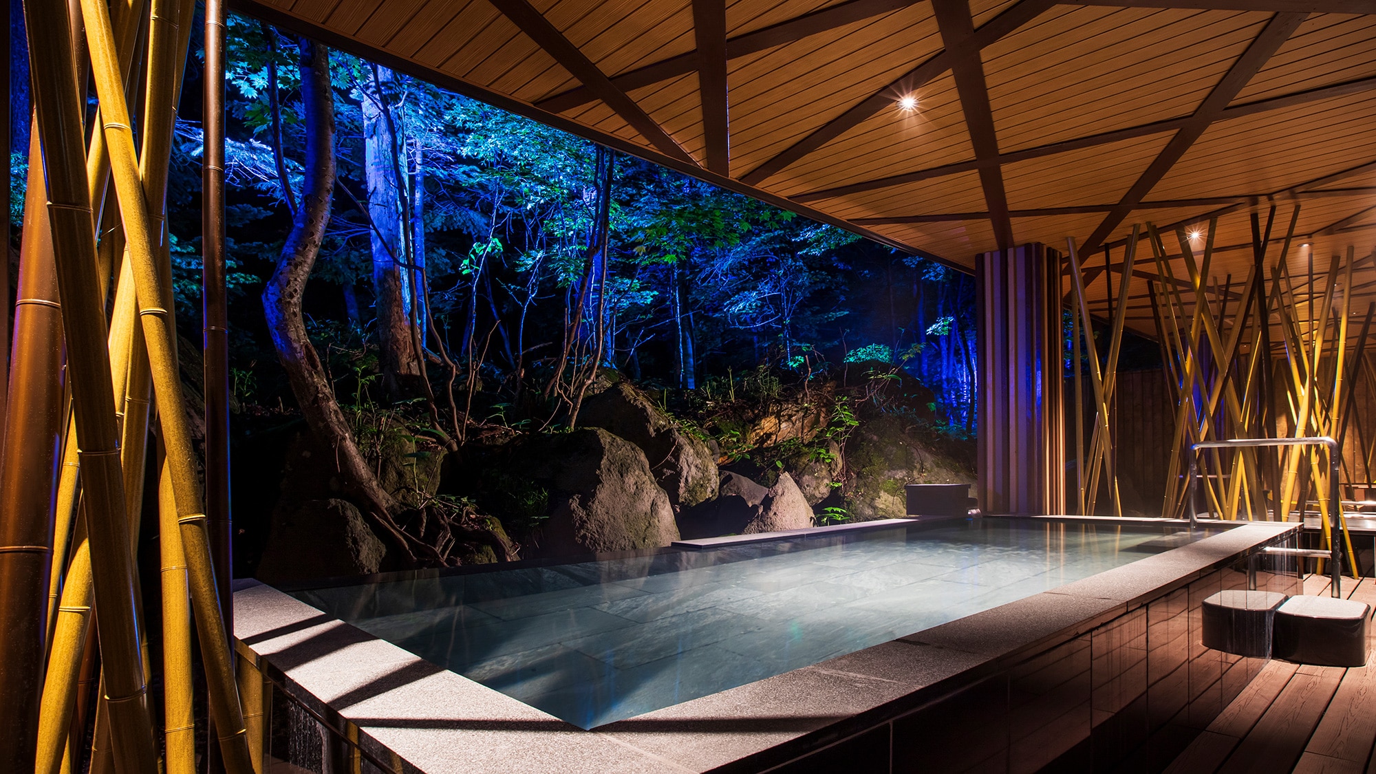 [Nature's Bath "Bird's Voice"] The color of the illumination changes with the time, inviting you into a fantastical world.