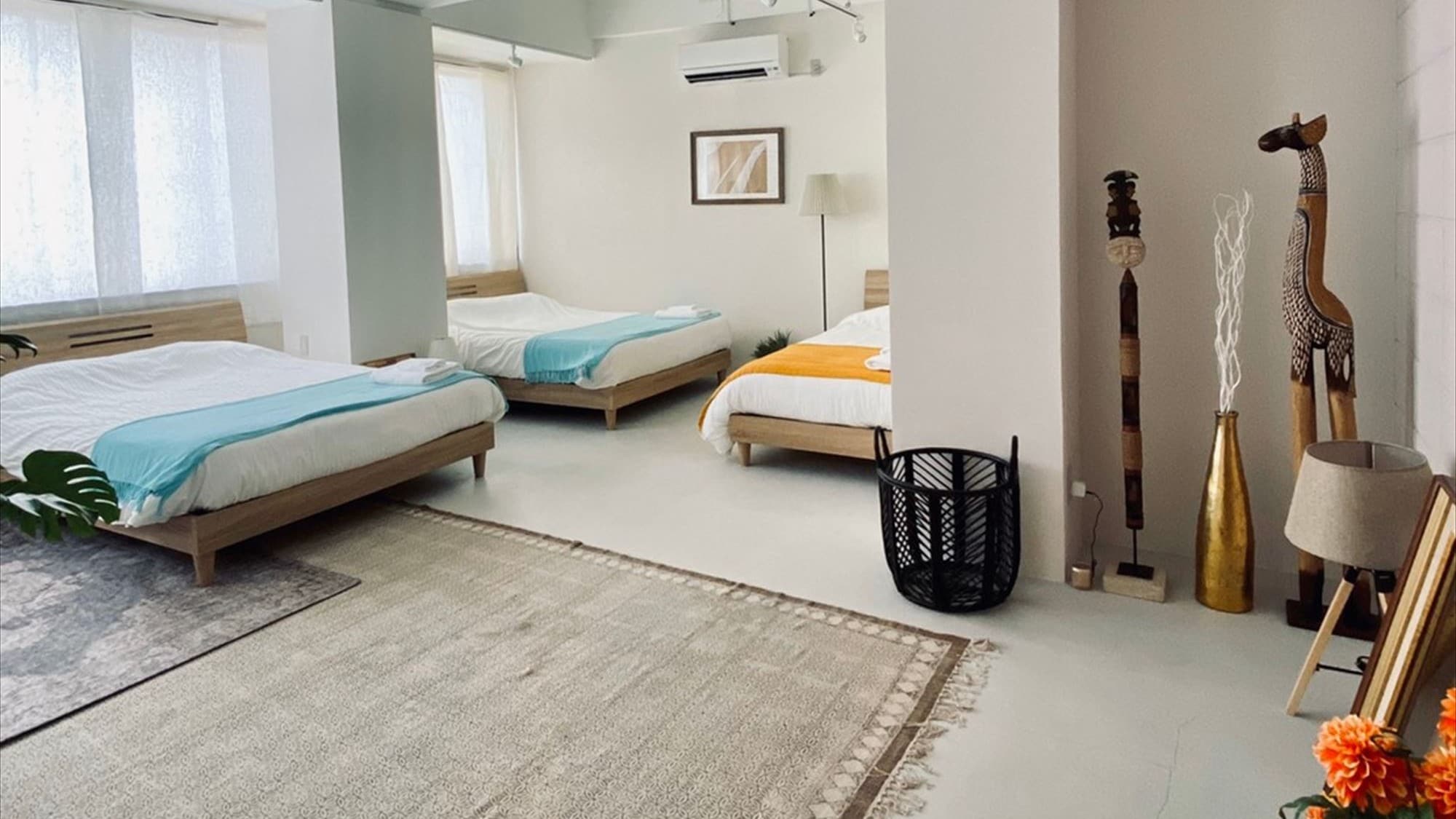 [YuTASHI Ku] There are 2 double beds and 1 single bed. Capacity is 5 people.