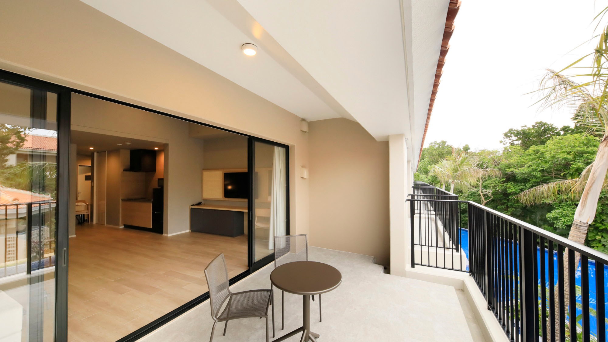 [Forest Wing/Garden side] You can see the water garden below.