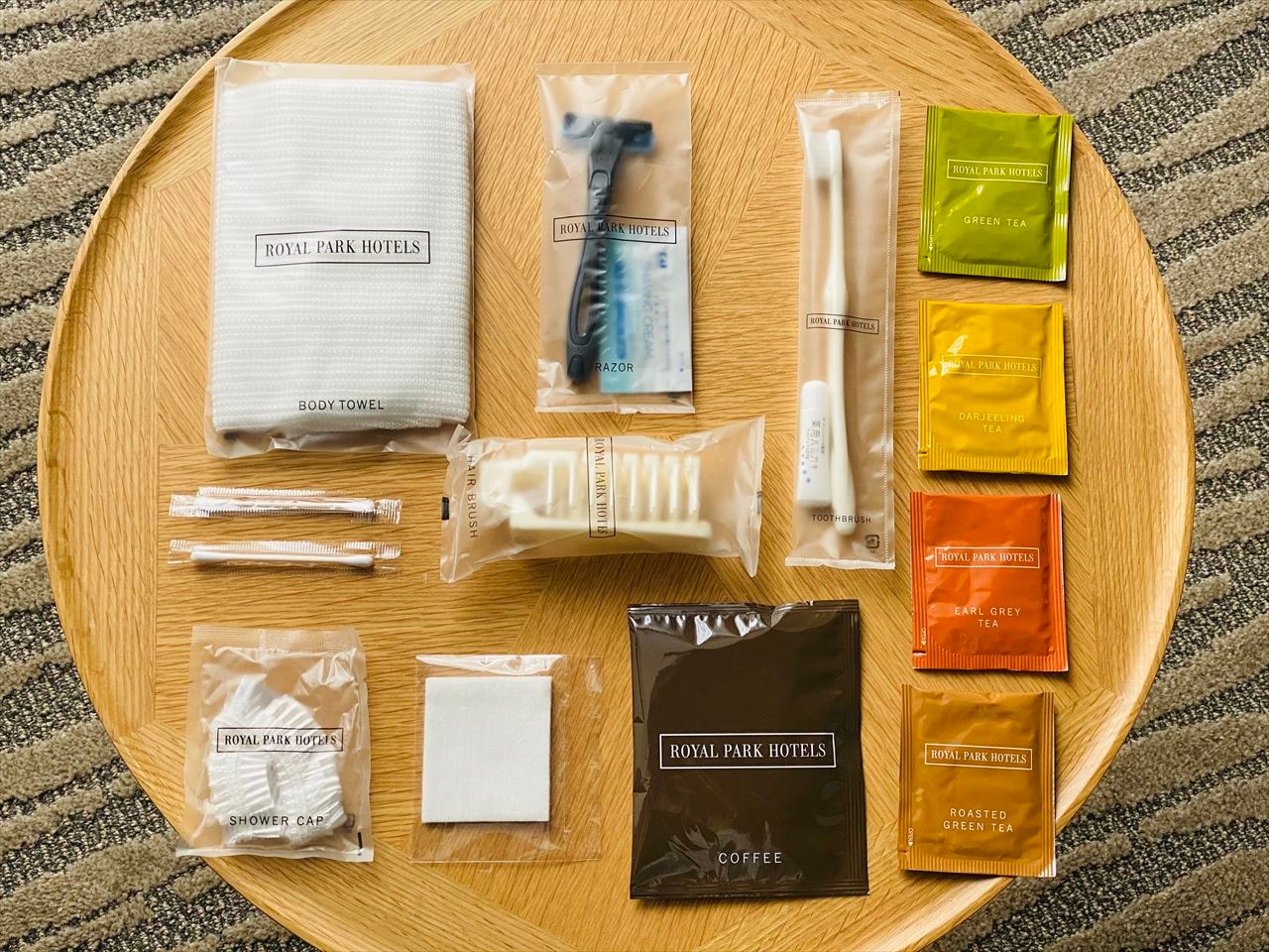 [取物便利] 请从前台旁边的架子上领取您想要的物品。