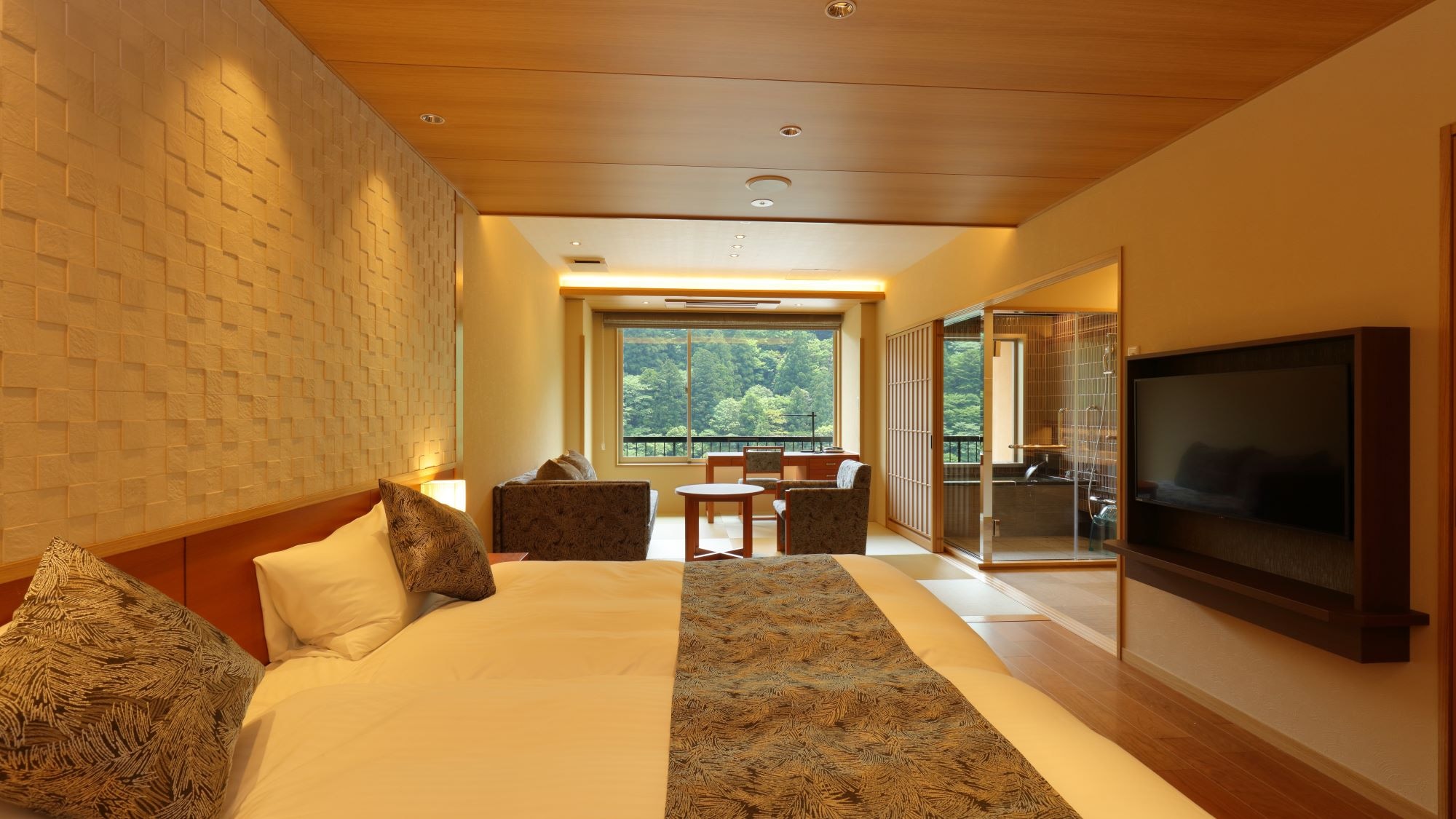 A new Japanese-Western style room with a bath with a view, a comfortable bed (35 square meters), free refrigerator
