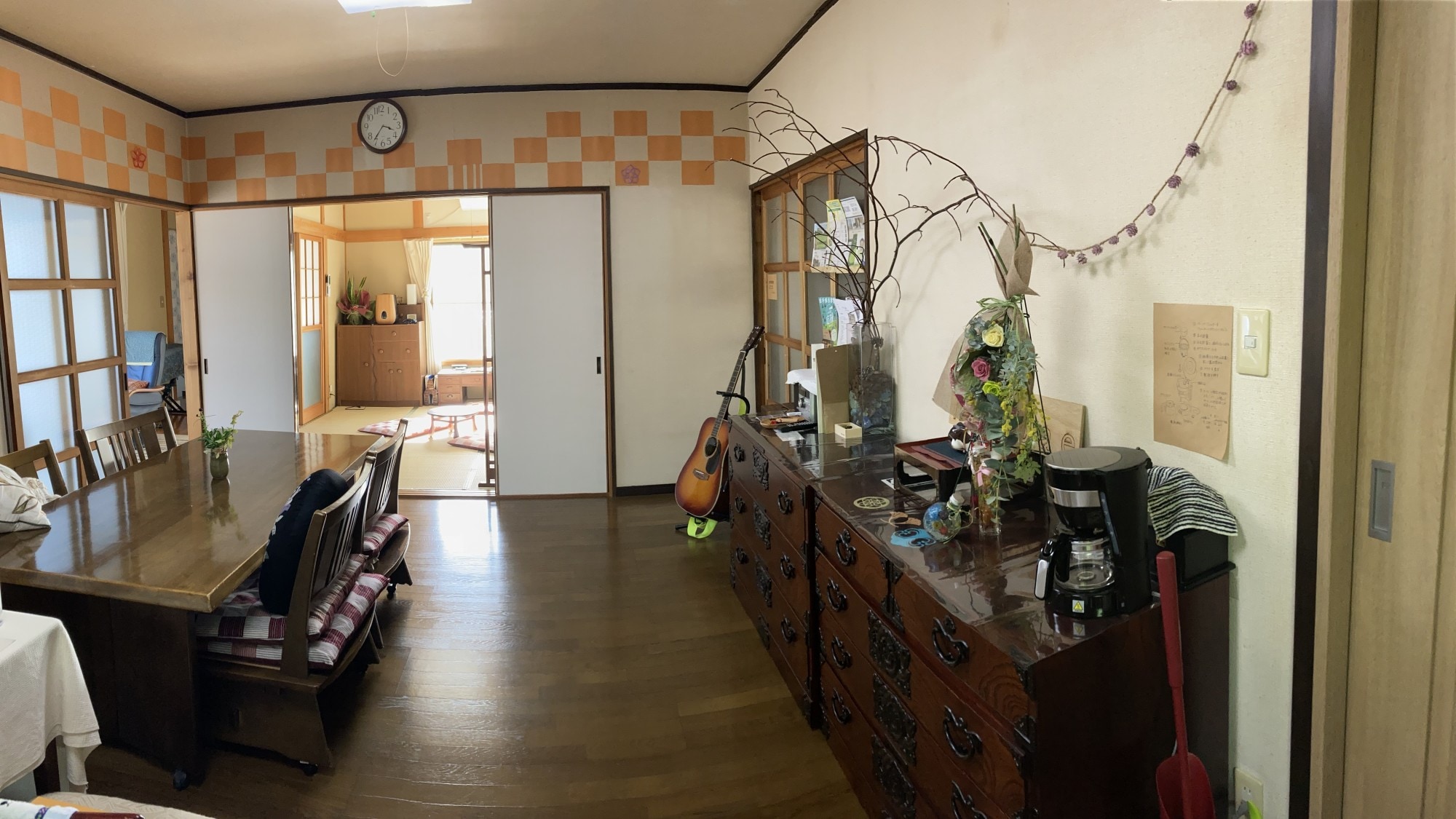 [Living room] Large table and comfortable chairs