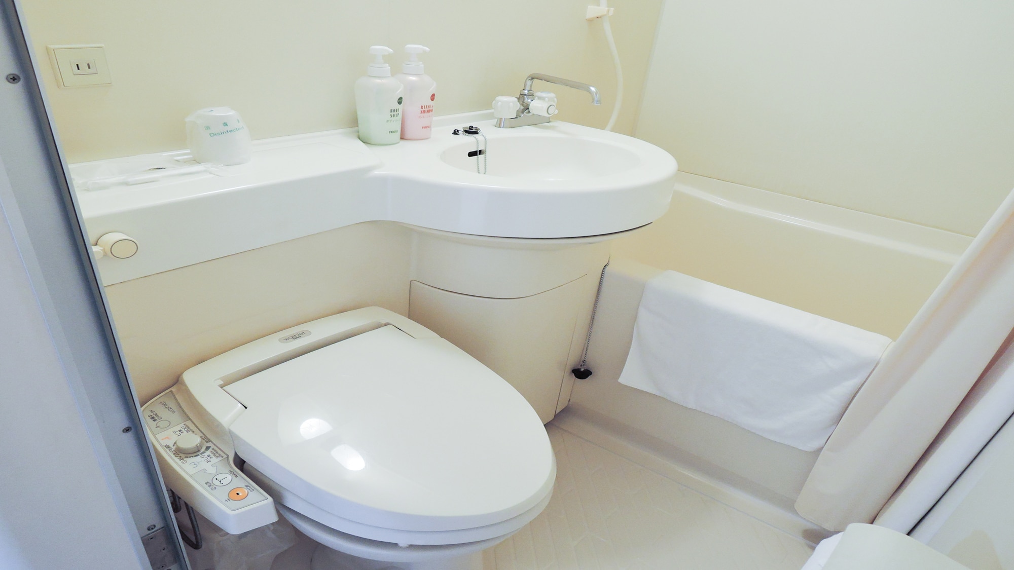 *[Rooms/Facilities] Each room has a unit bath. The toilet has a flushing function.