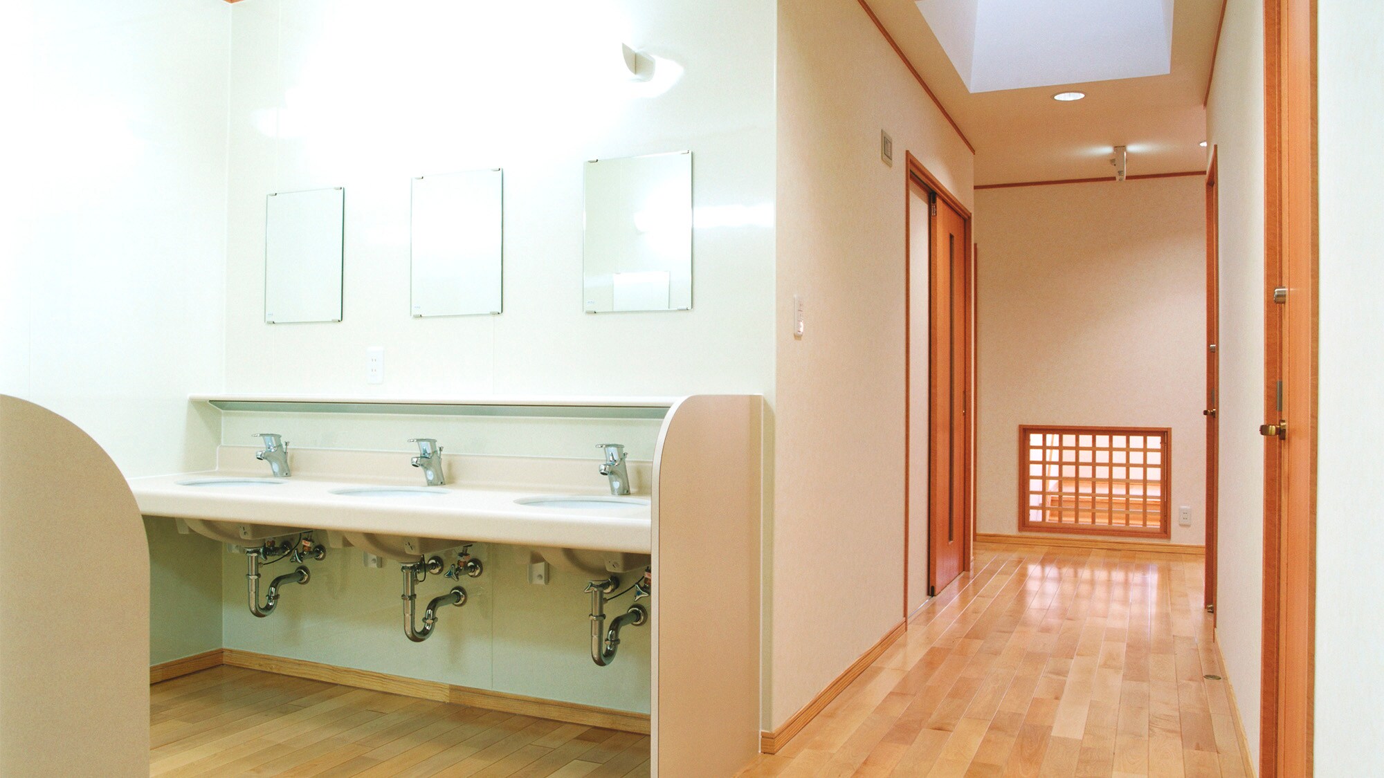 ・ Shared washroom / spacious and open space