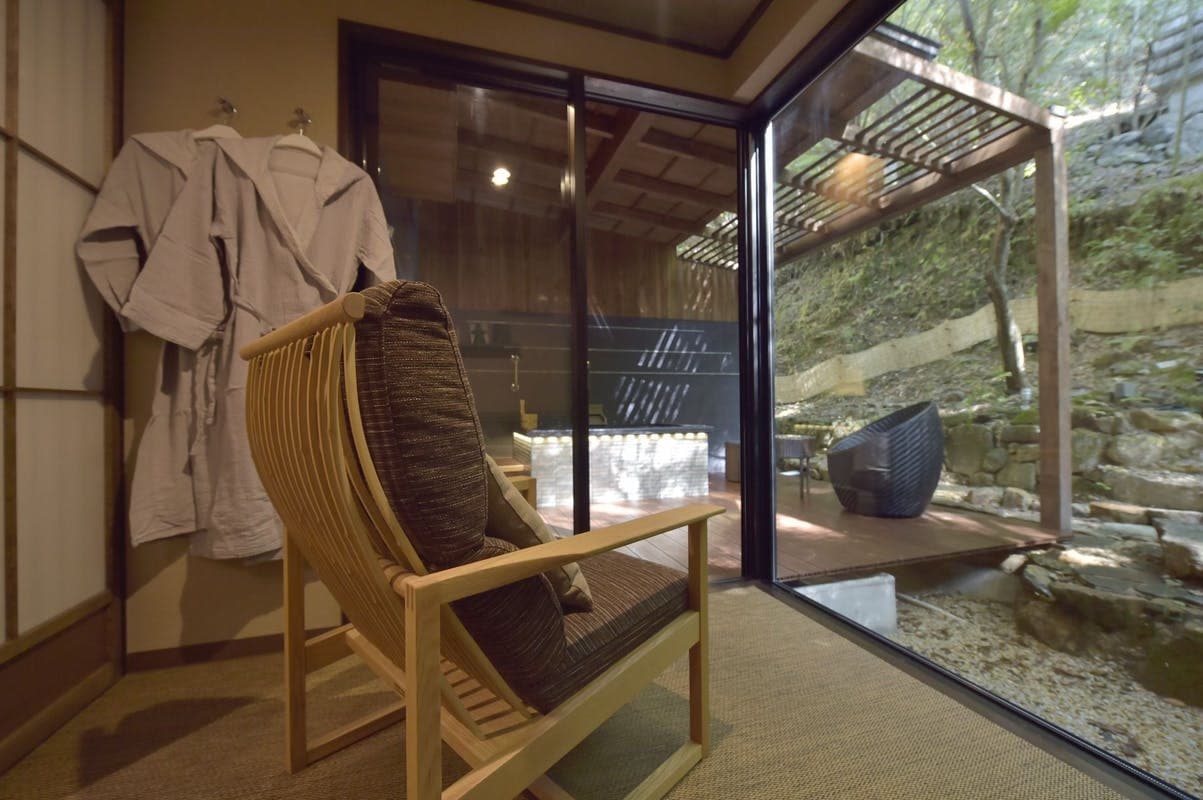 [Room with open-air bath] Mountain terrace (bedroom)