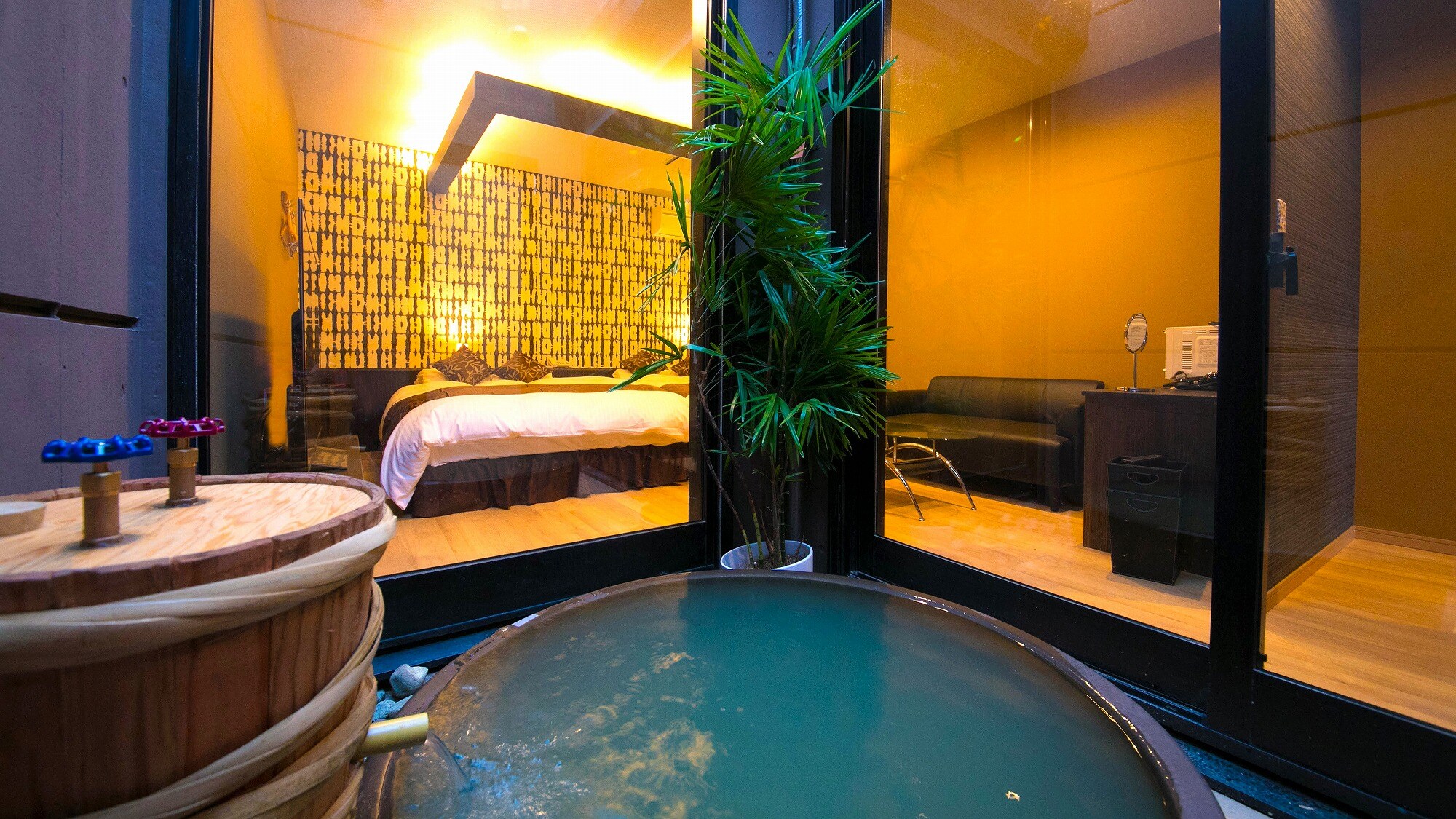 [Modern guest room] With open-air bath (with ceramic or stone bath)