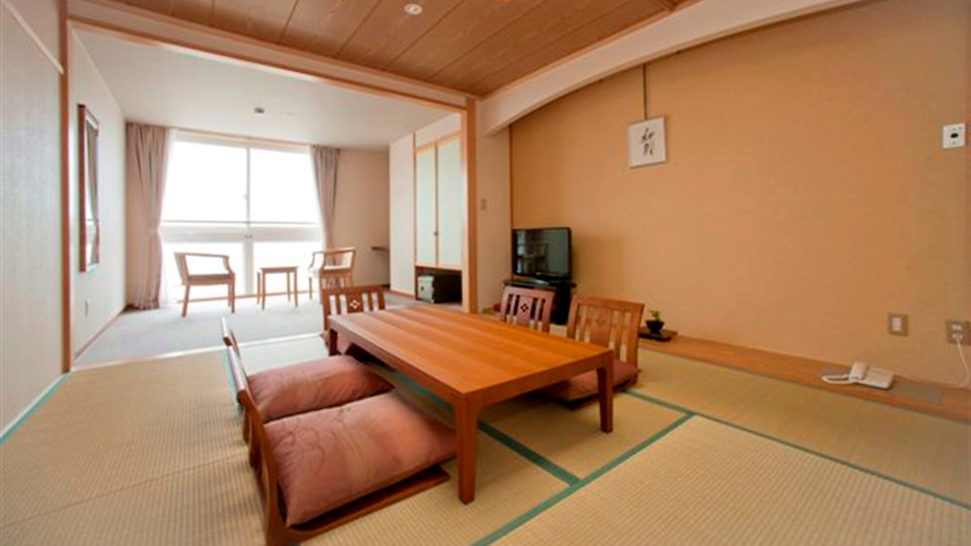 *[Example of a Japanese-style room] Located on the ocean side, you can see the Sea of Japan from the room. The view of the sunset is particularly spectacular!