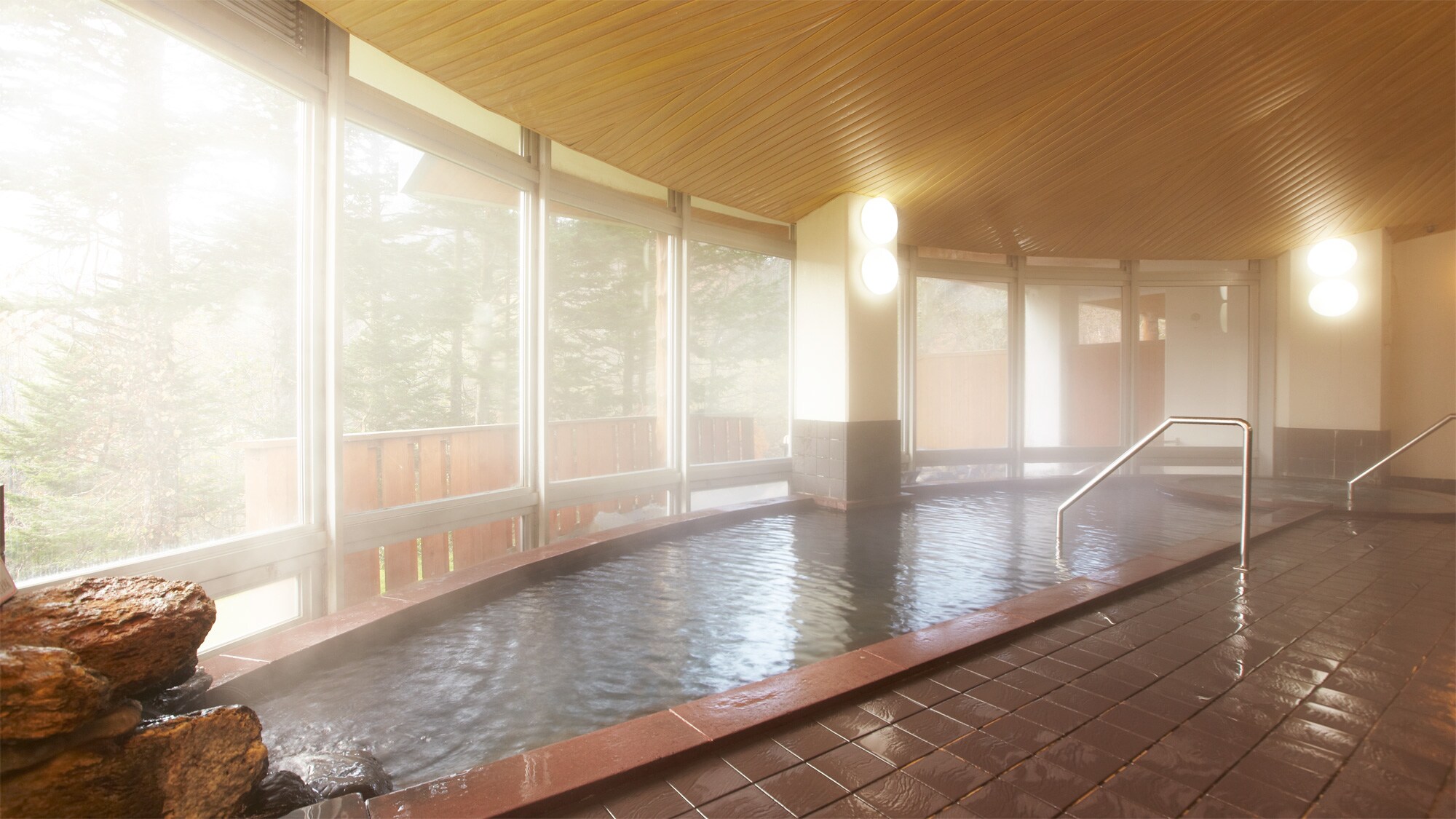 *Pirika Onsen/A spacious bathtub filled with plenty of high-quality hot spring water from our own source!
