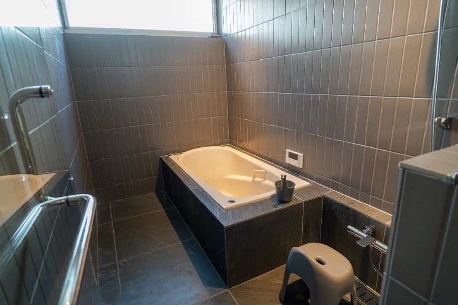 Building C Indoor bath