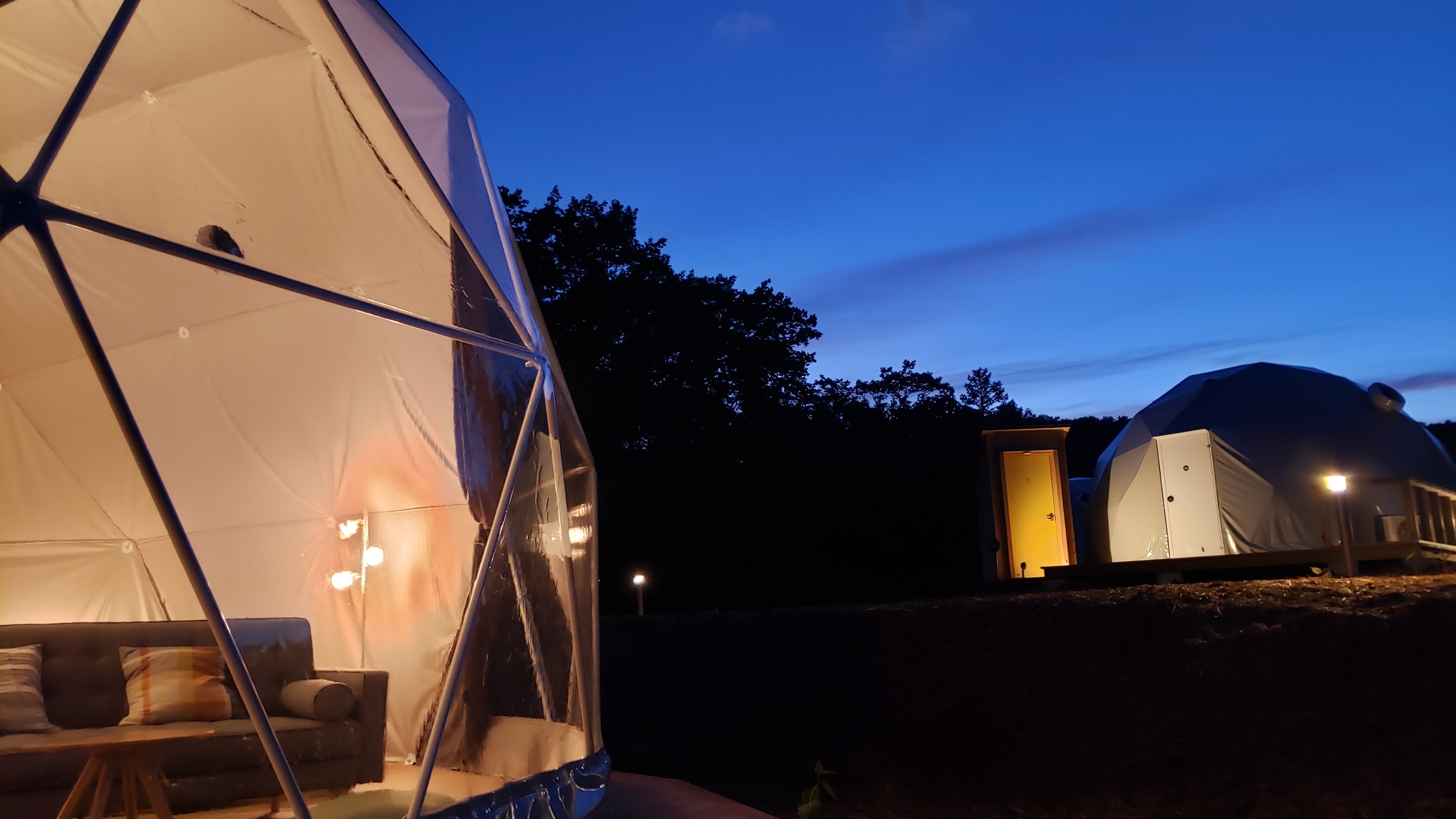 Glamping eksterior (malam) Malam yang tenang sambil memandangi bintang-bintang. Ada tirai di dalam ruangan sehingga Anda dapat menikmati privasi.