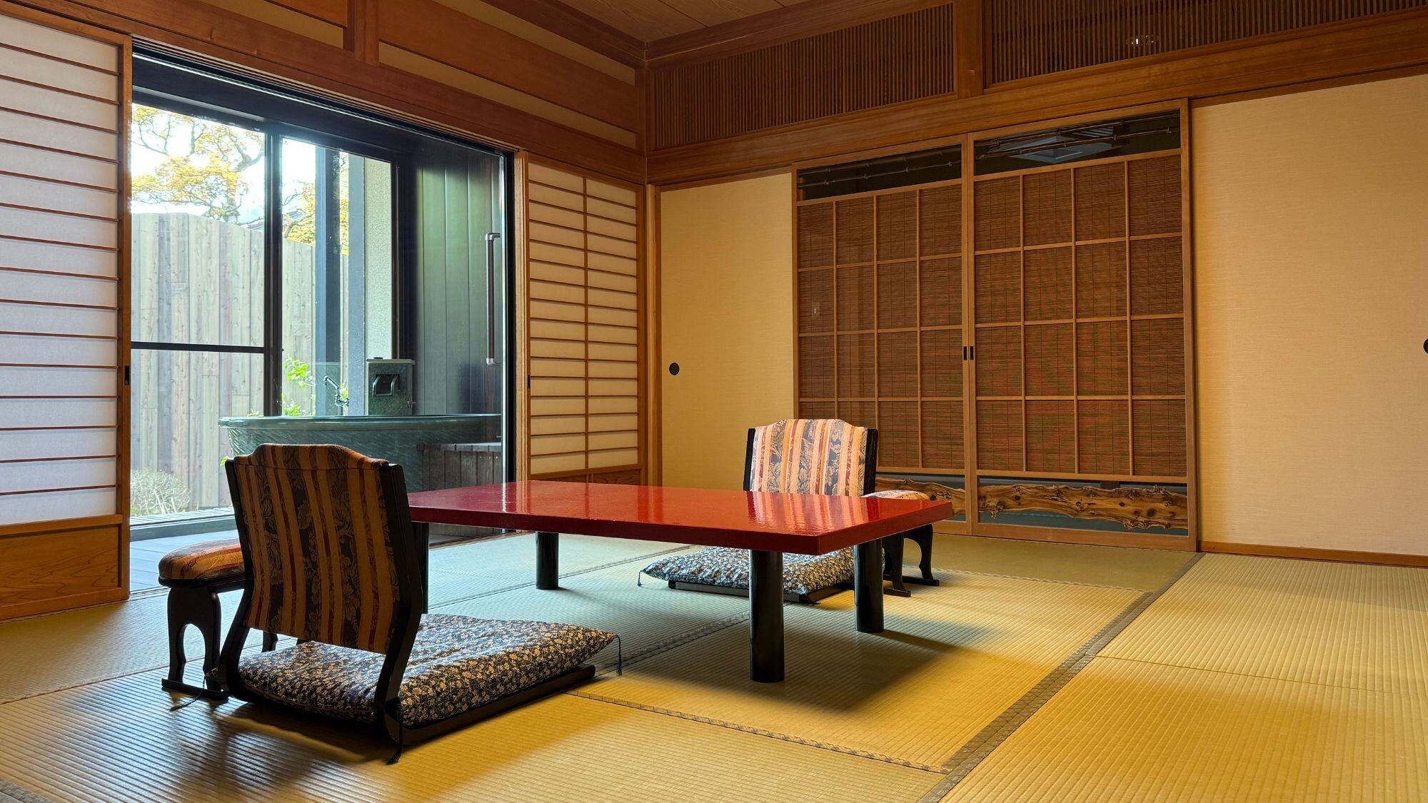 The relaxing room "Tachibana" has 10 tatami mats + 9 tatami mats, allowing you to spend your time comfortably.