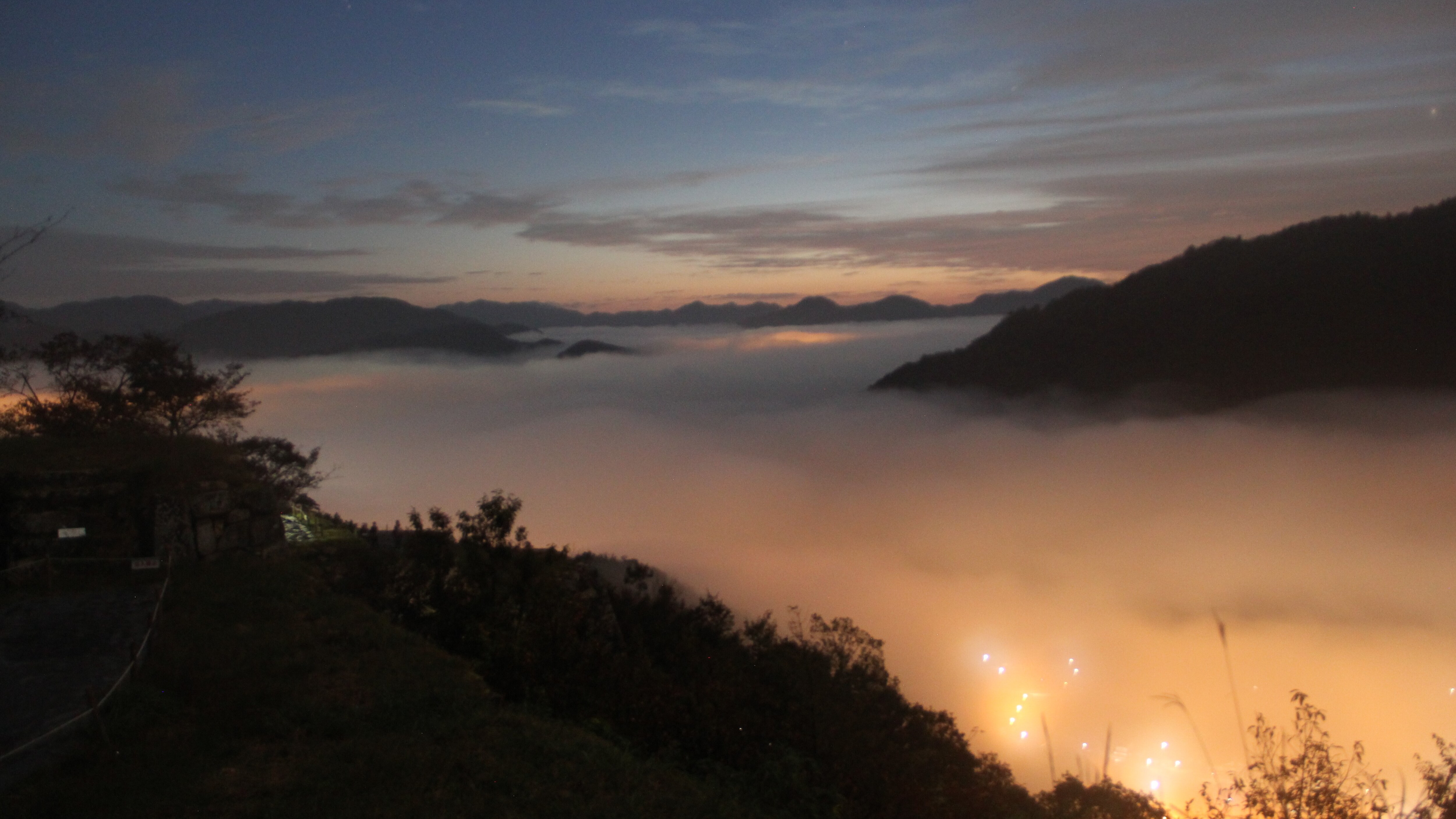 [Sea of clouds before dawn]