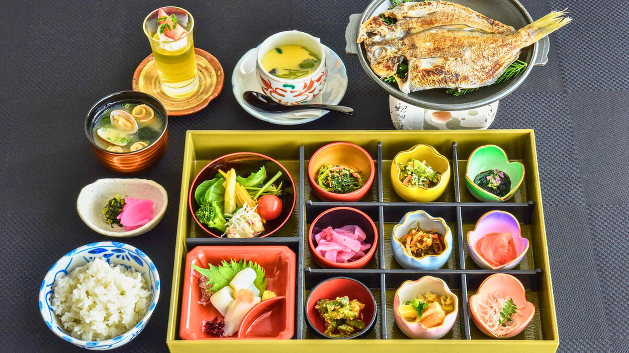 Enjoy the "Seasonal Delicacies Kaiseki" prepared by a local chef, combining Izu specialties with seasonal ingredients.
