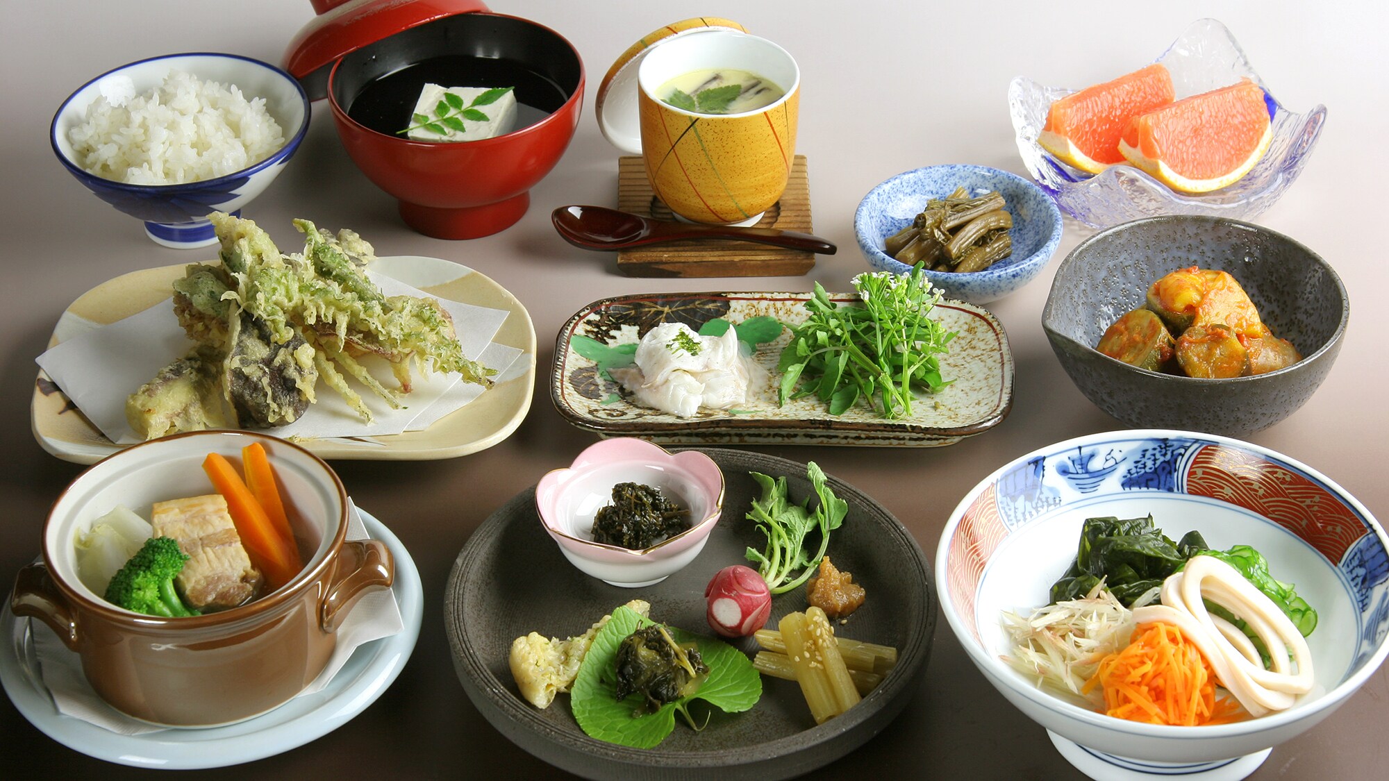 *The food is country cuisine that is healthy and uses plenty of vegetables (An example from around June. The food changes daily, so it may differ from the photo.