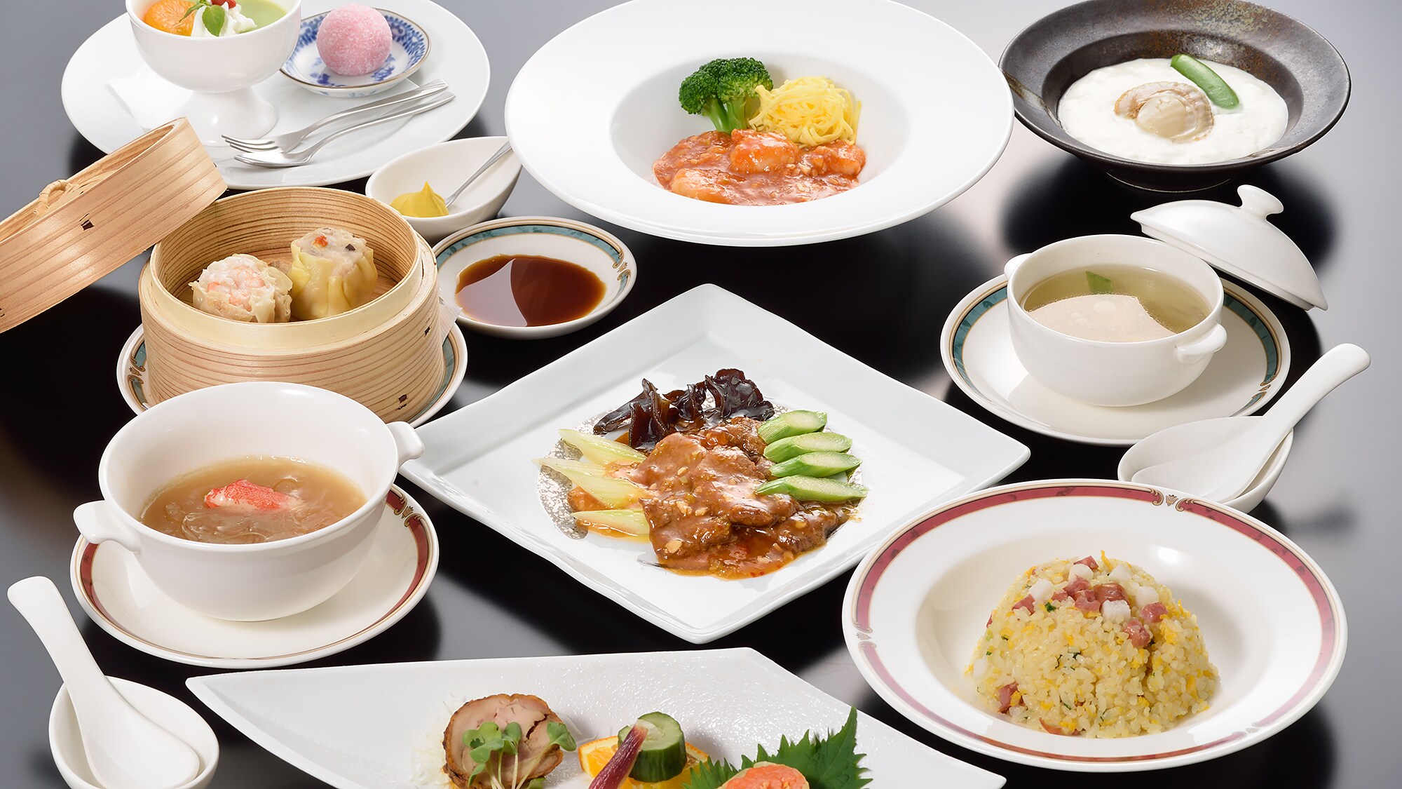 Please enjoy our authentic Chinese cuisine prepared by our chef who is particular about using local ingredients. (Photo is for illustrative purposes only.)