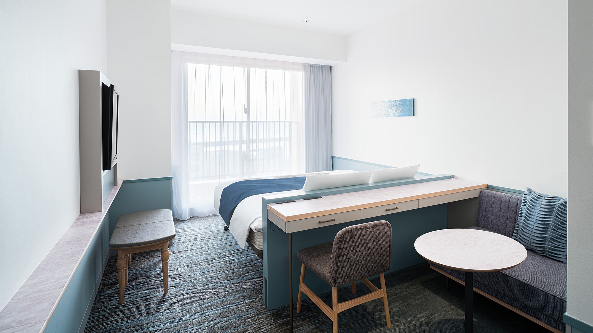 主楼海景双人房，配备一张 180 厘米宽的特大床