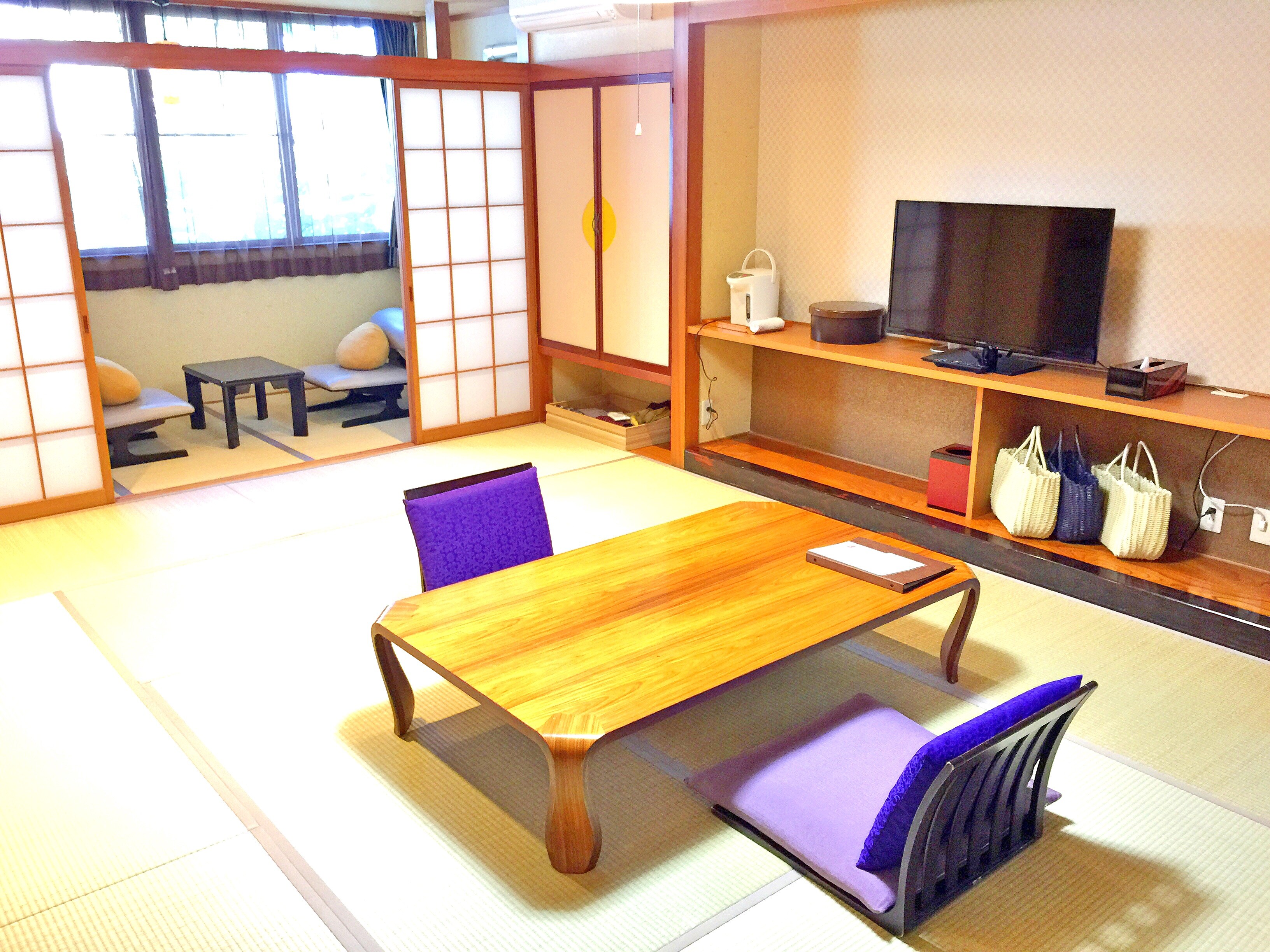 Japanese-style room 12 tatami mats + wide rim