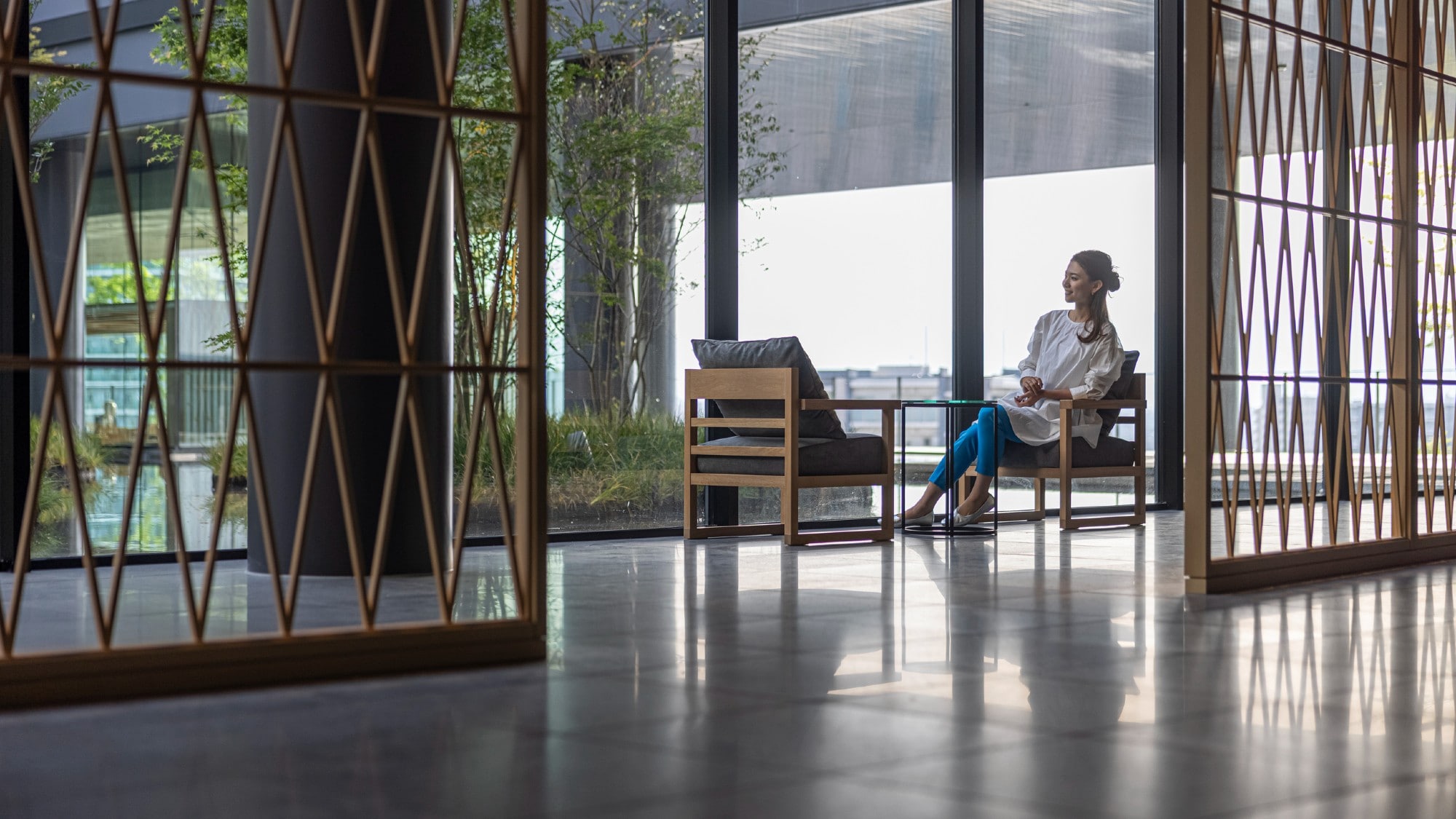 [Hot spring (large bath) lounge] Please relax while looking at the courtyard.