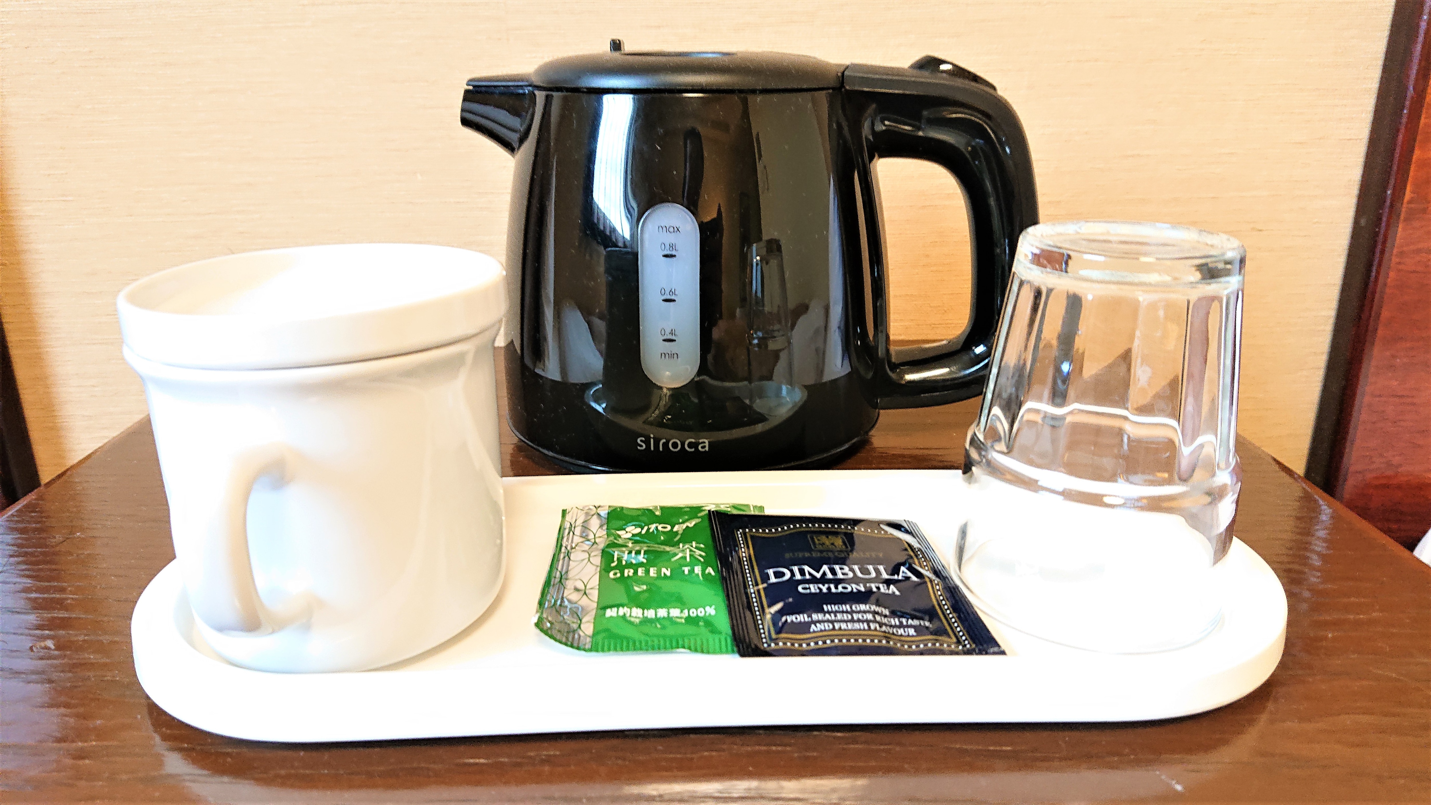 Guest room: Pot, tea, cups, glasses