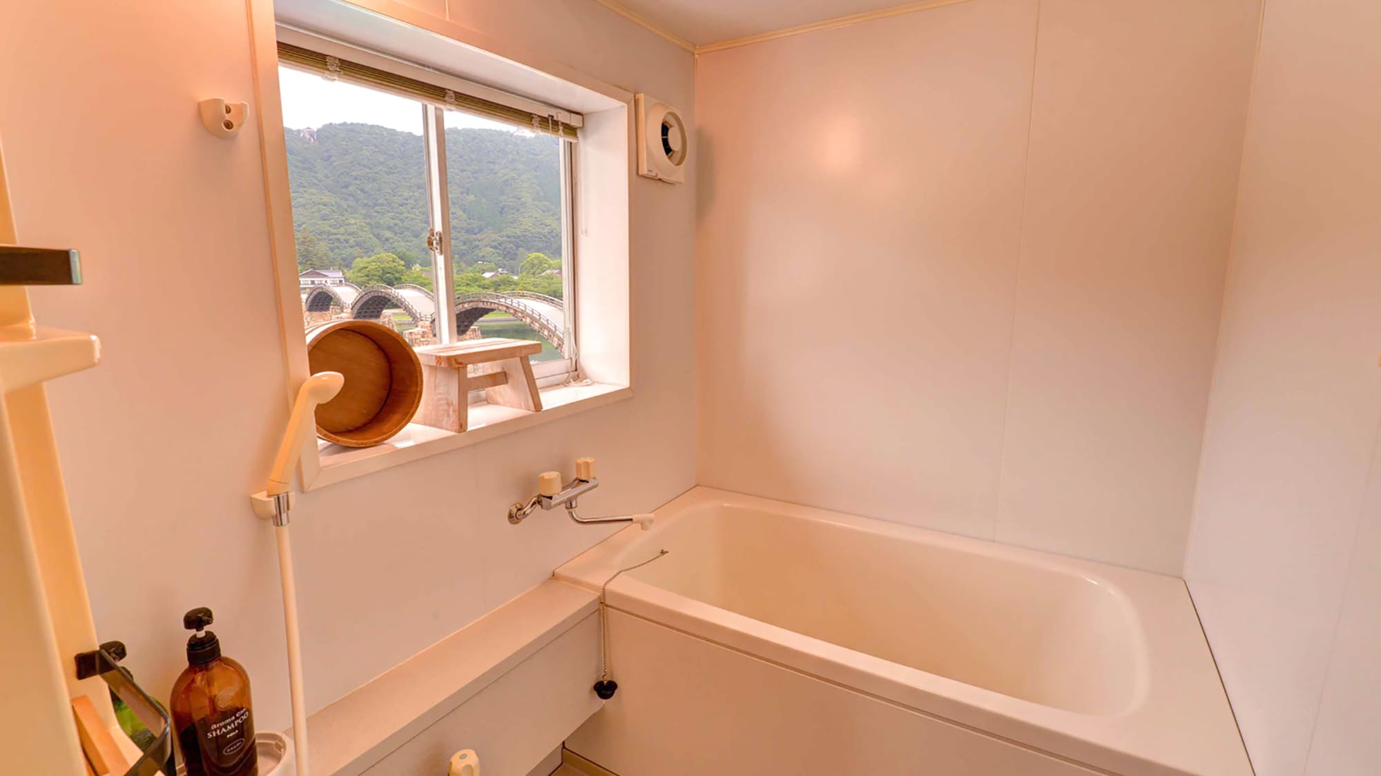 *[Bath in the room] You can see Kintaikyo Bridge from the bath. *Varies depending on the room.