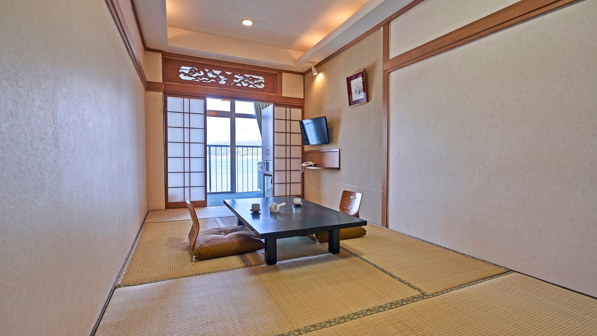 *[Two rooms] A Japanese-style room with two adjoining rooms, one 7.5 tatami mats and the other 8 tatami mats. Enjoy the spacious room with your family and friends.