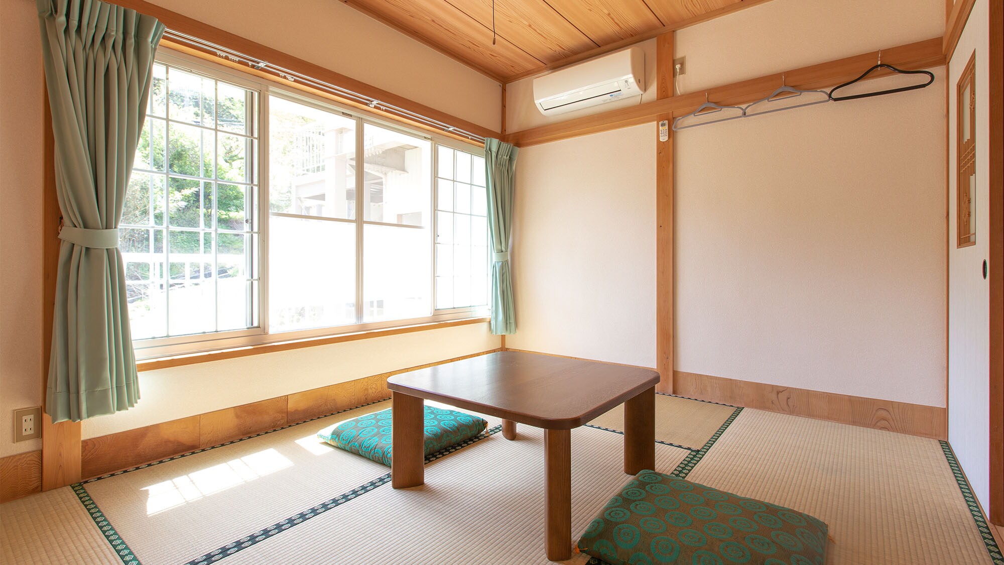 ・[Japanese-style room for 2 people] A tatami room where you can stretch your legs and relax.