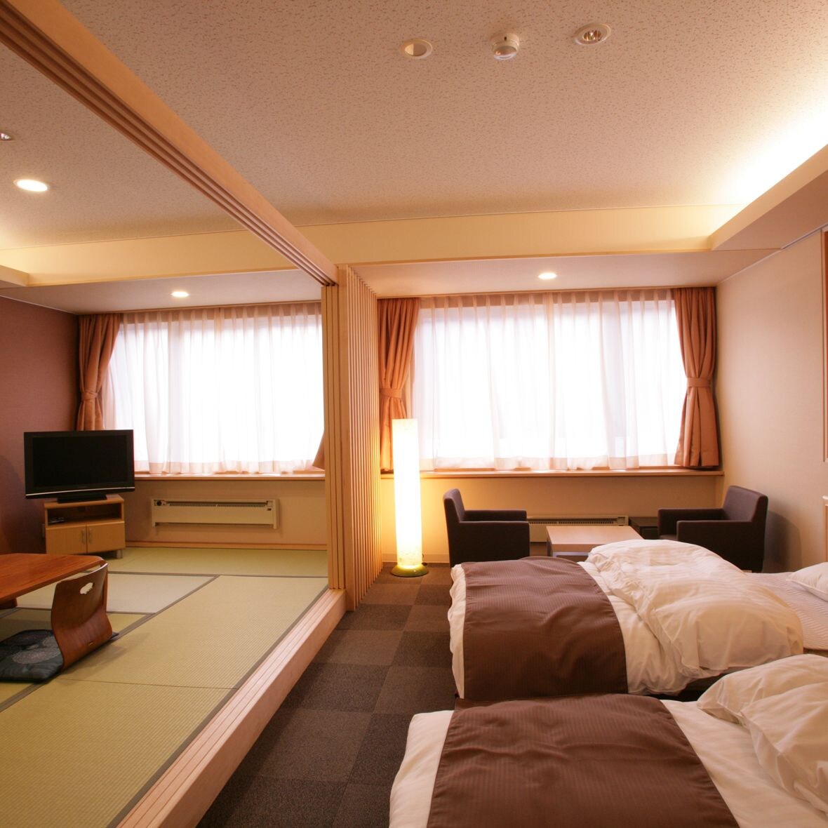 Japanese and Western room twin + 8 tatami mats with toilet