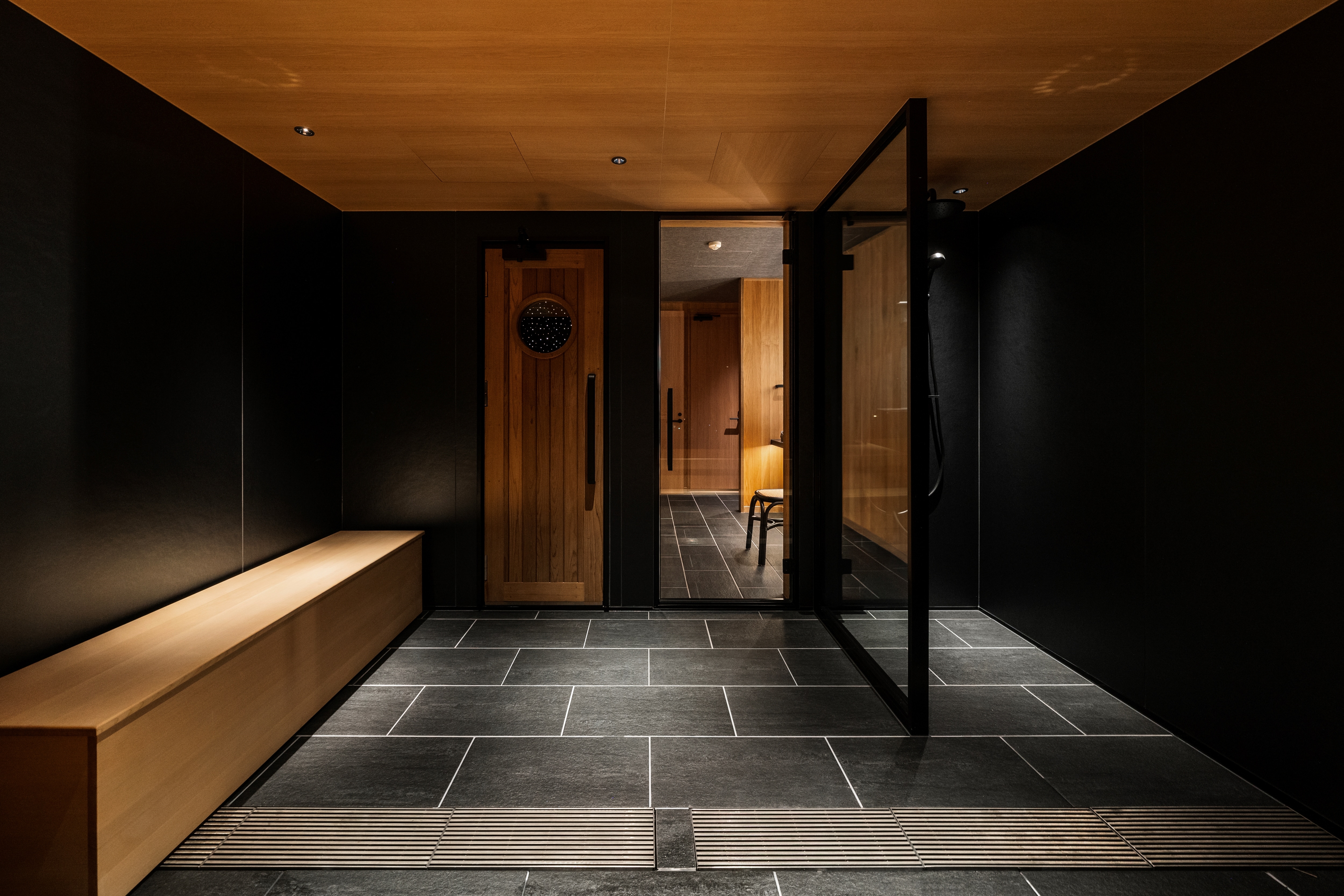 Indoor bathing space next to the cold bath (Sauna Suite 2)