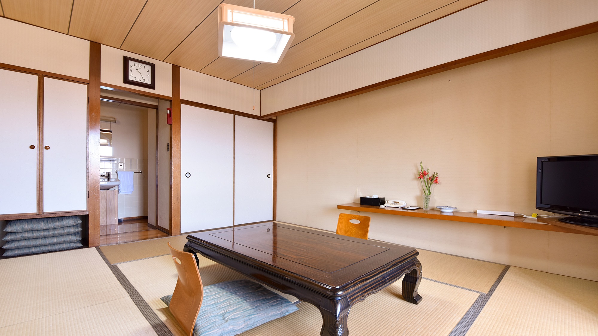 *[Contoh kamar tamu: Kamar bergaya Jepang dengan 10 tikar tatami] Bersantailah dan nikmati suara laut.