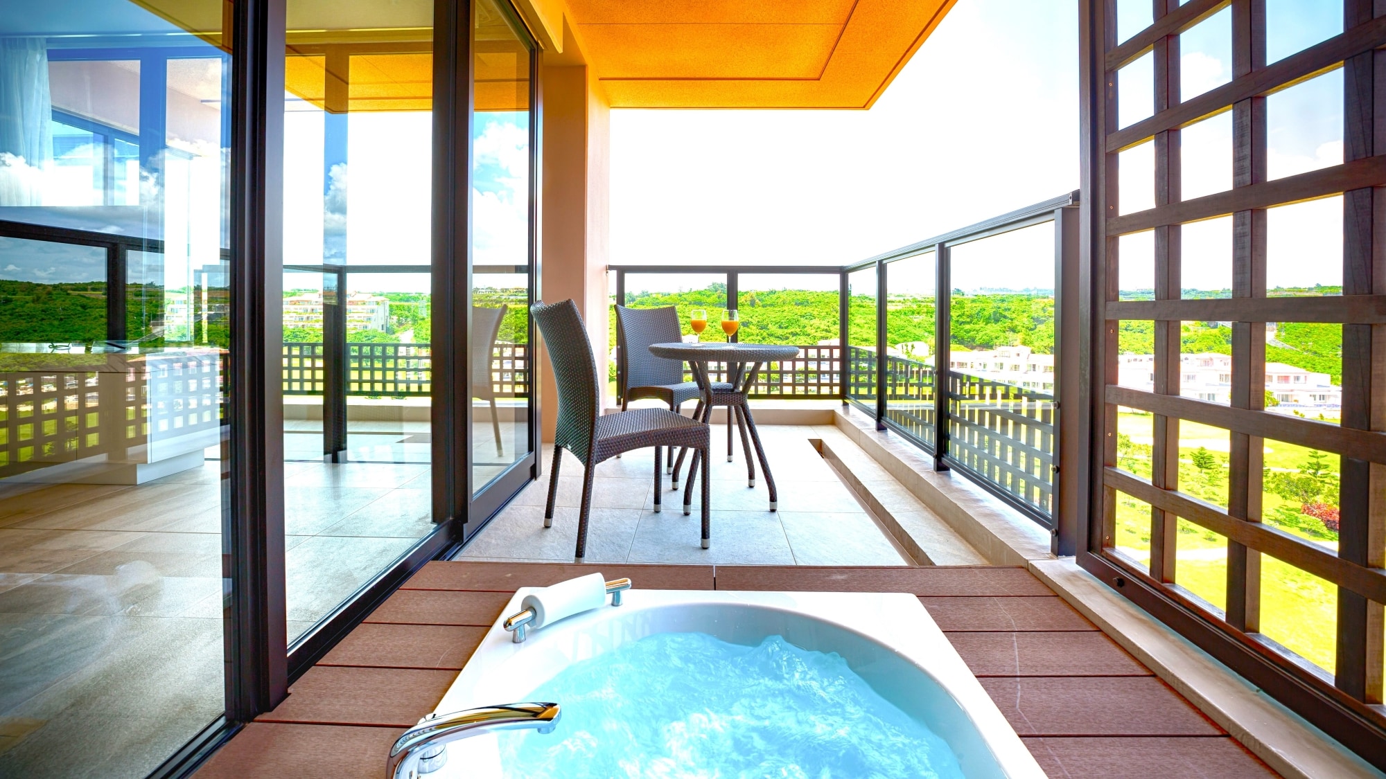 [Bayside/Junior Suite] You can enjoy the view from the sofa and daybed in the living room.