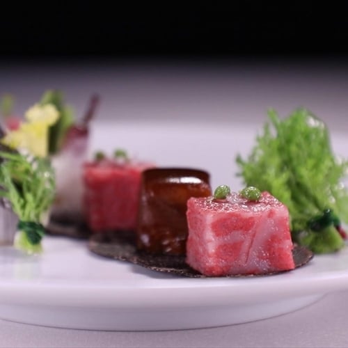 A luxurious dish of Kobe beef loin steak and stewed ribs.