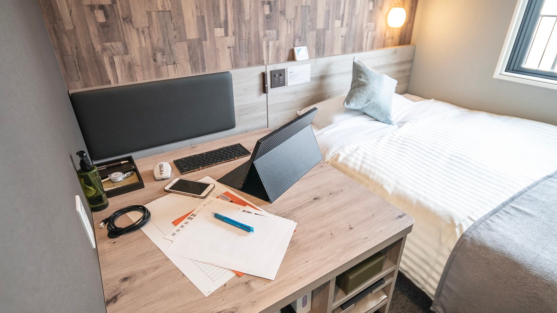 Desks and bench seats convenient for teleworking