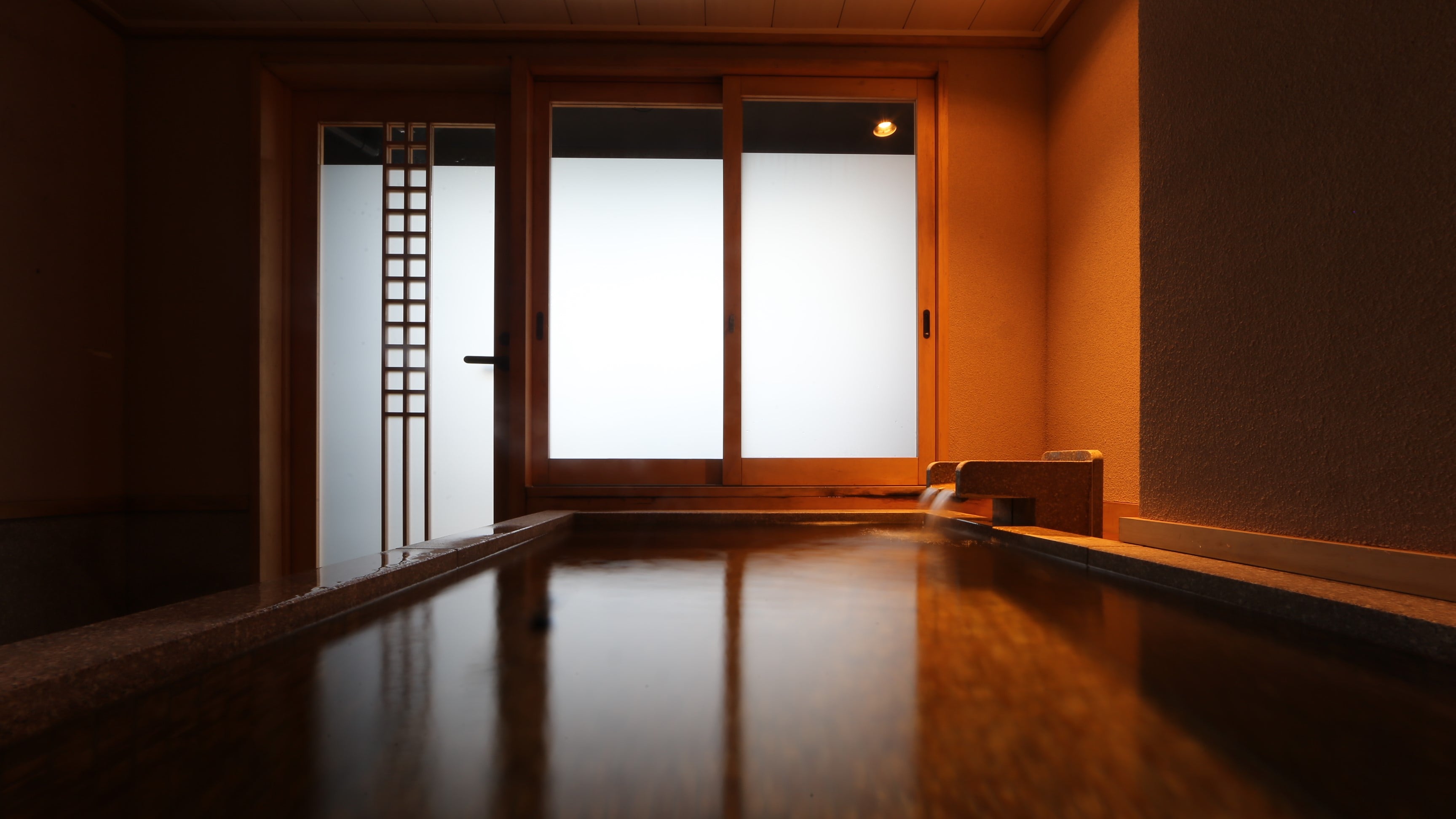 "Sakura no Yu" is a modern chic style bath with cherry stones for 2 to 3 people.