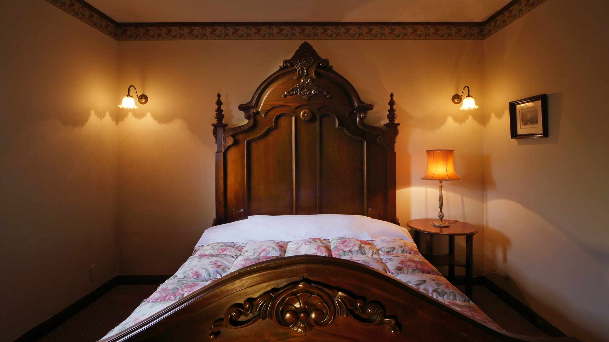 Kamar 302 Beraksen dengan tempat tidur bergaya Eropa yang didatangkan langsung dari Inggris
