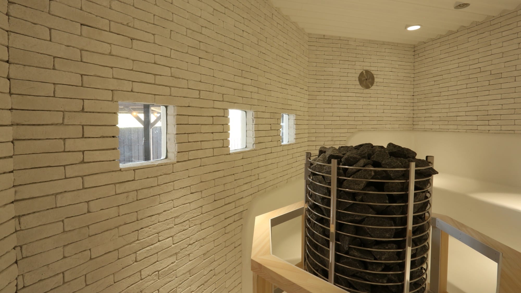 Enjoy a Finnish-style sauna (loyly) in a pure white space!