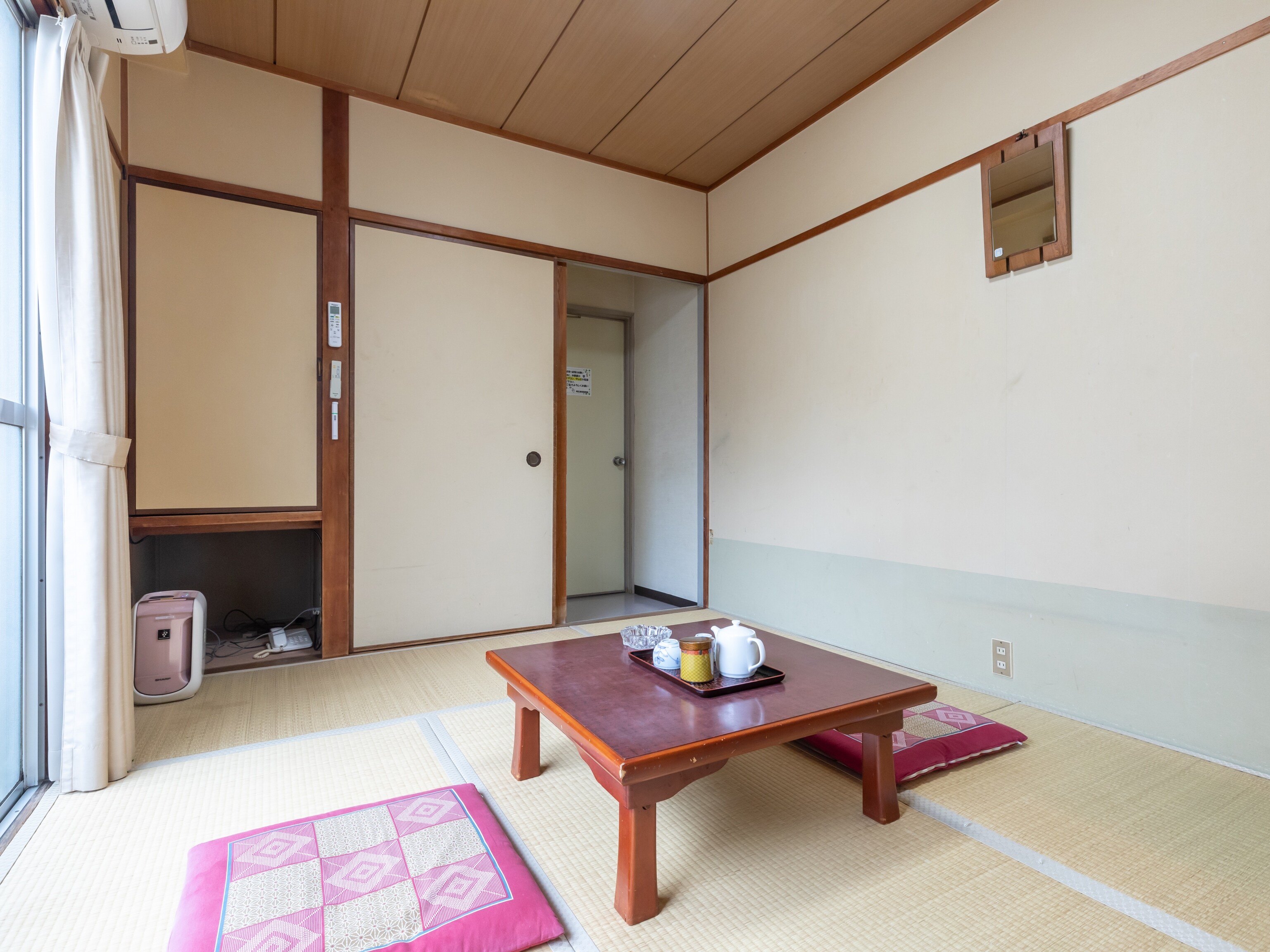 [Smoking] Japanese-style room for 1 to 3 people (no bath or toilet)